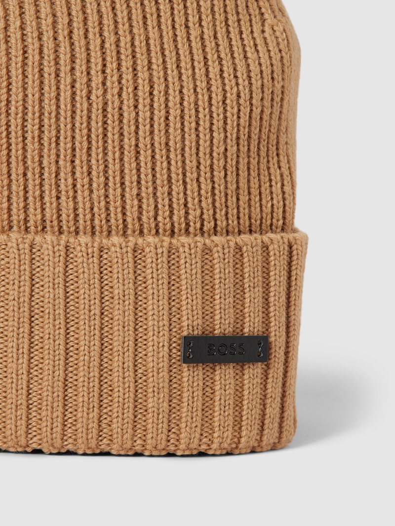 Strickmütze mit Label-Applikation Modell 'Fati' in beige