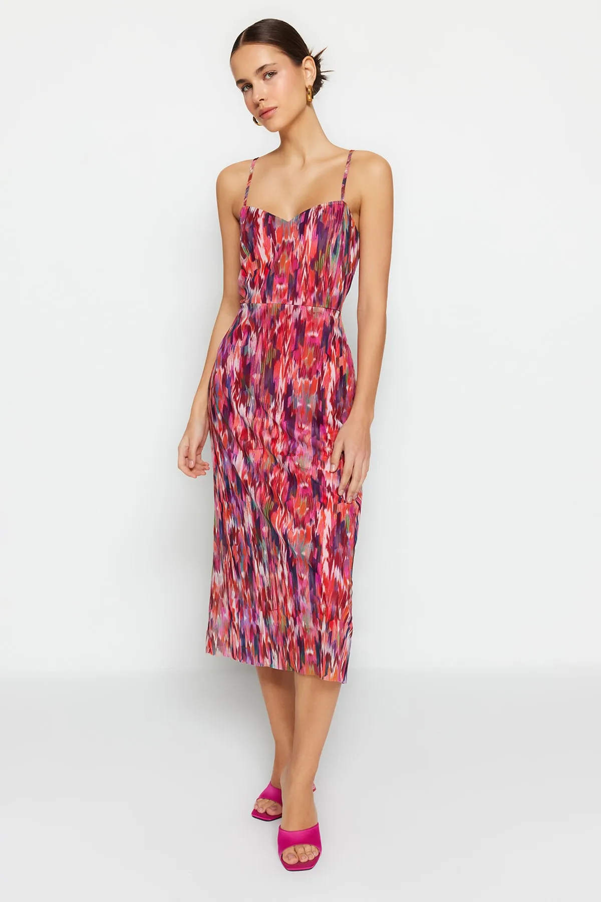 Trendyol Collection  Mehrfarbig gemustertes Midikleid mit überkreuztem Rücken und herzförmigem Ausschnitt in limitierter Auflage, Midikleid aus Tüll TWOSS23EL02092