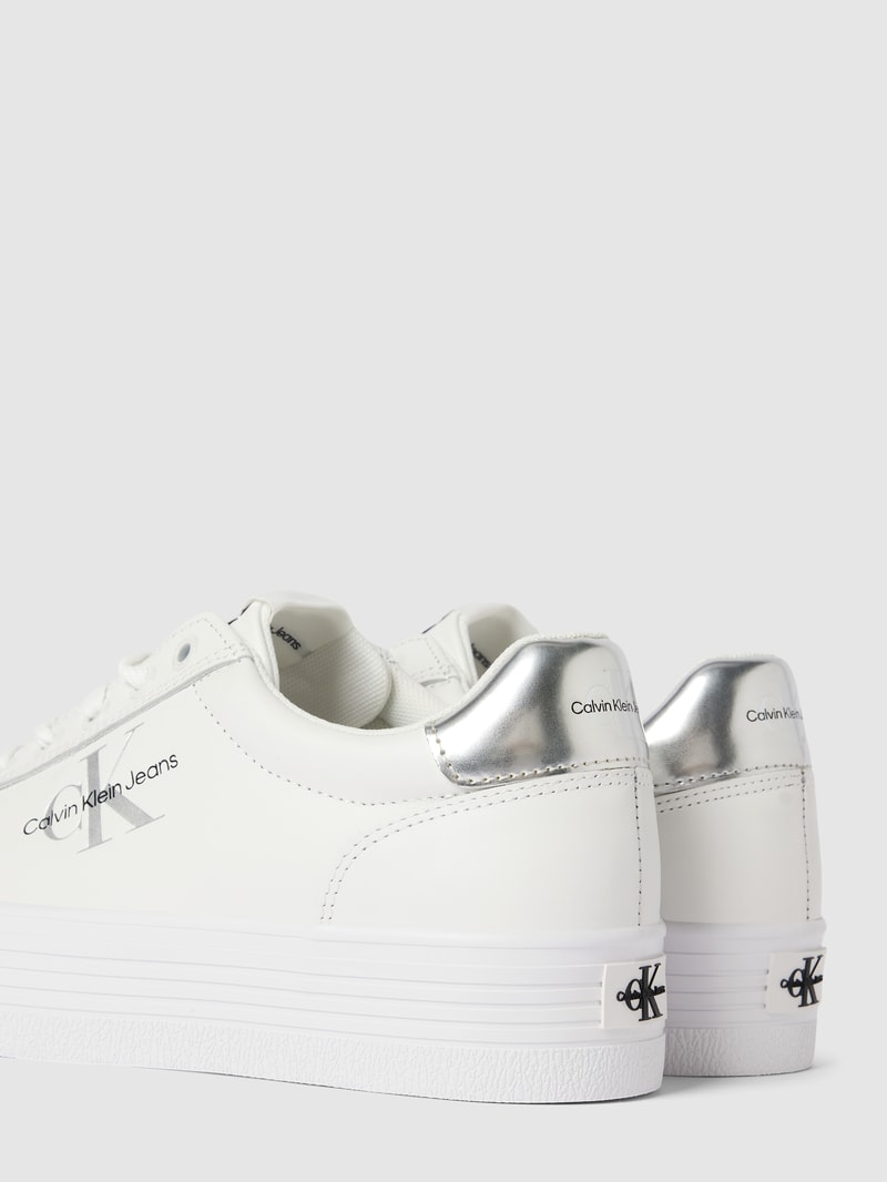 Plateau-Sneaker mit Label-Details in weiss