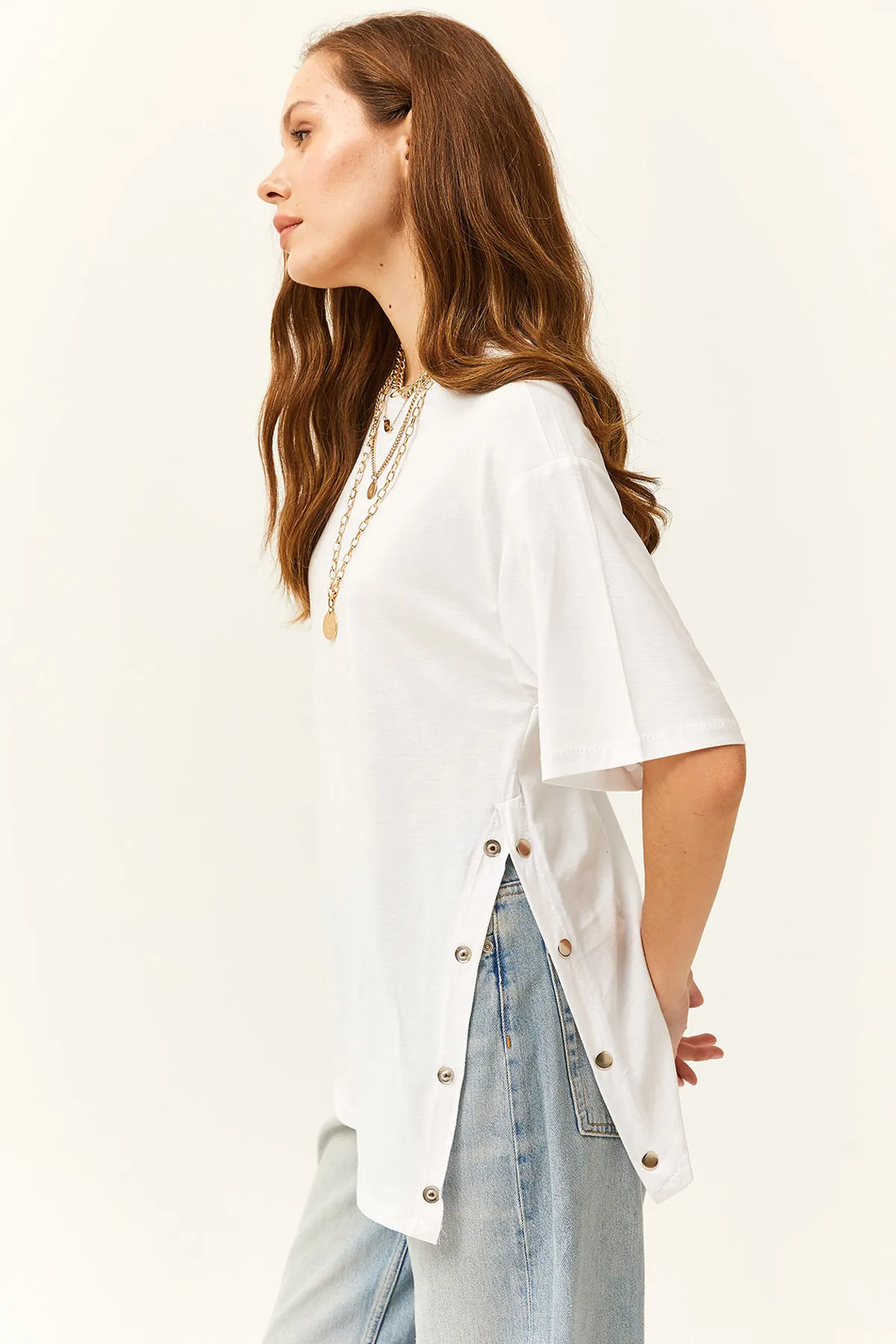 Olalook  Weißes Damen-T-Shirt aus Baumwolle mit goldenen Knöpfen an den Seiten TSH-19000762