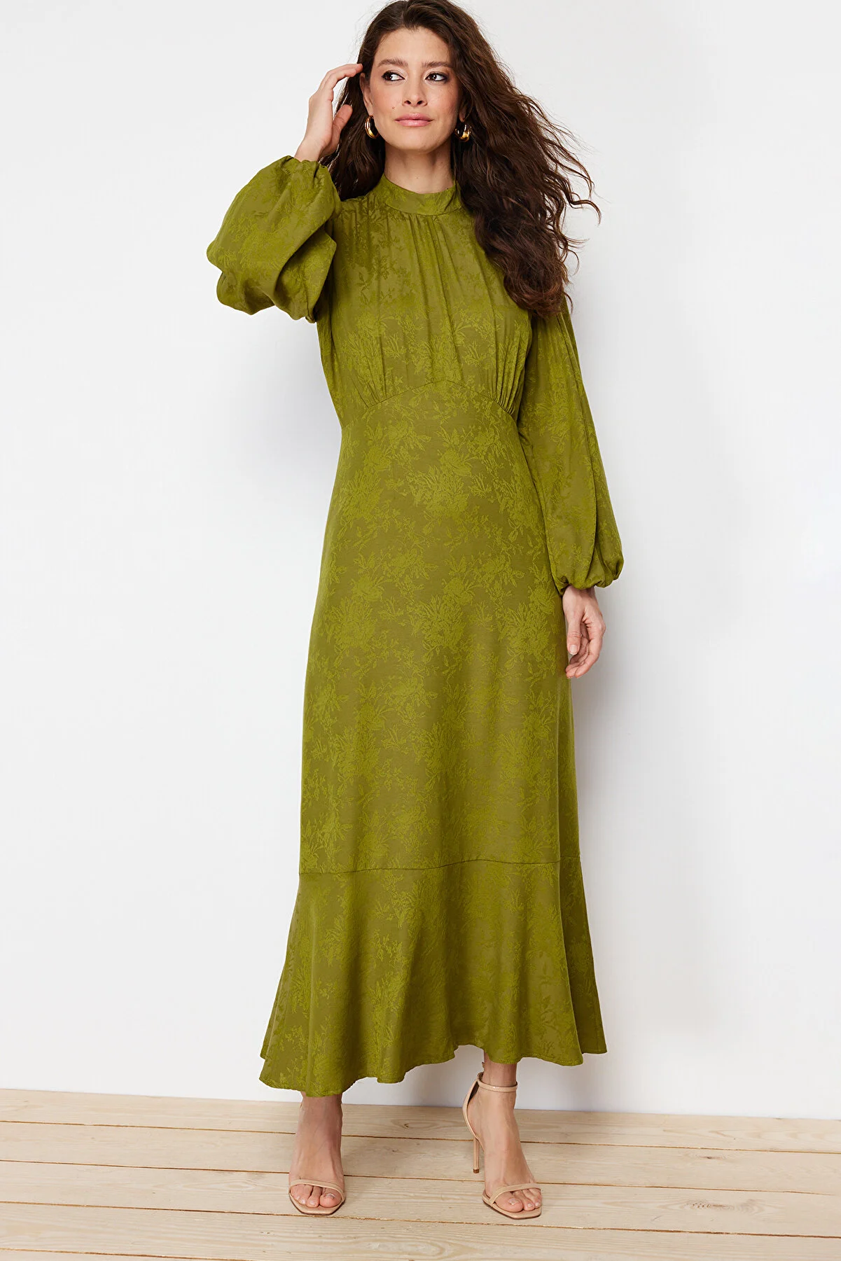 Trendyol Modest  Khakifarbenes Jacquard-Kleid mit Blumenmuster TCTSS24EB00064