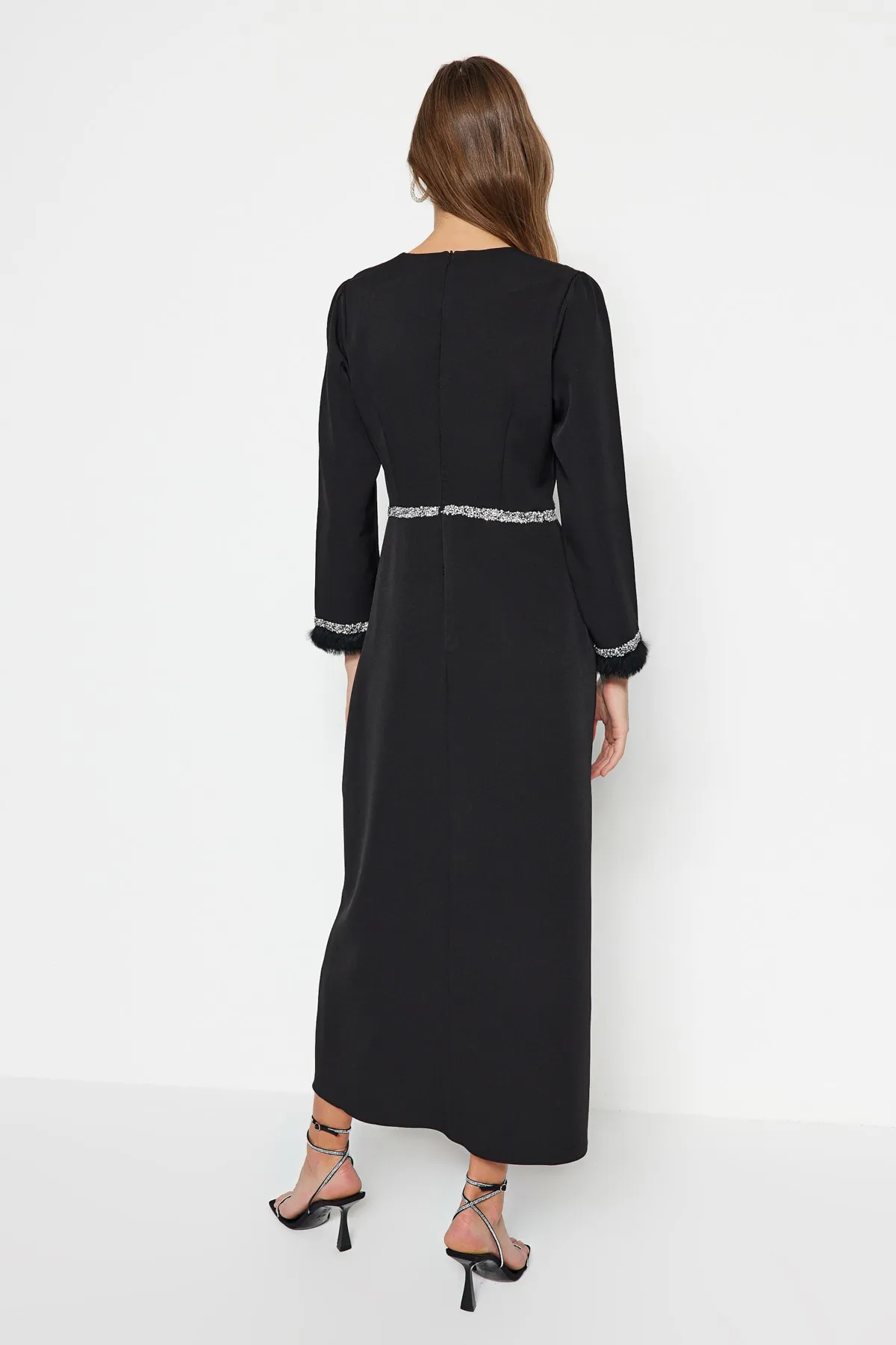 Trendyol Modest  Schwarzes Abendkleid mit Steinen und Manschettendetail TCTSS23DB00039