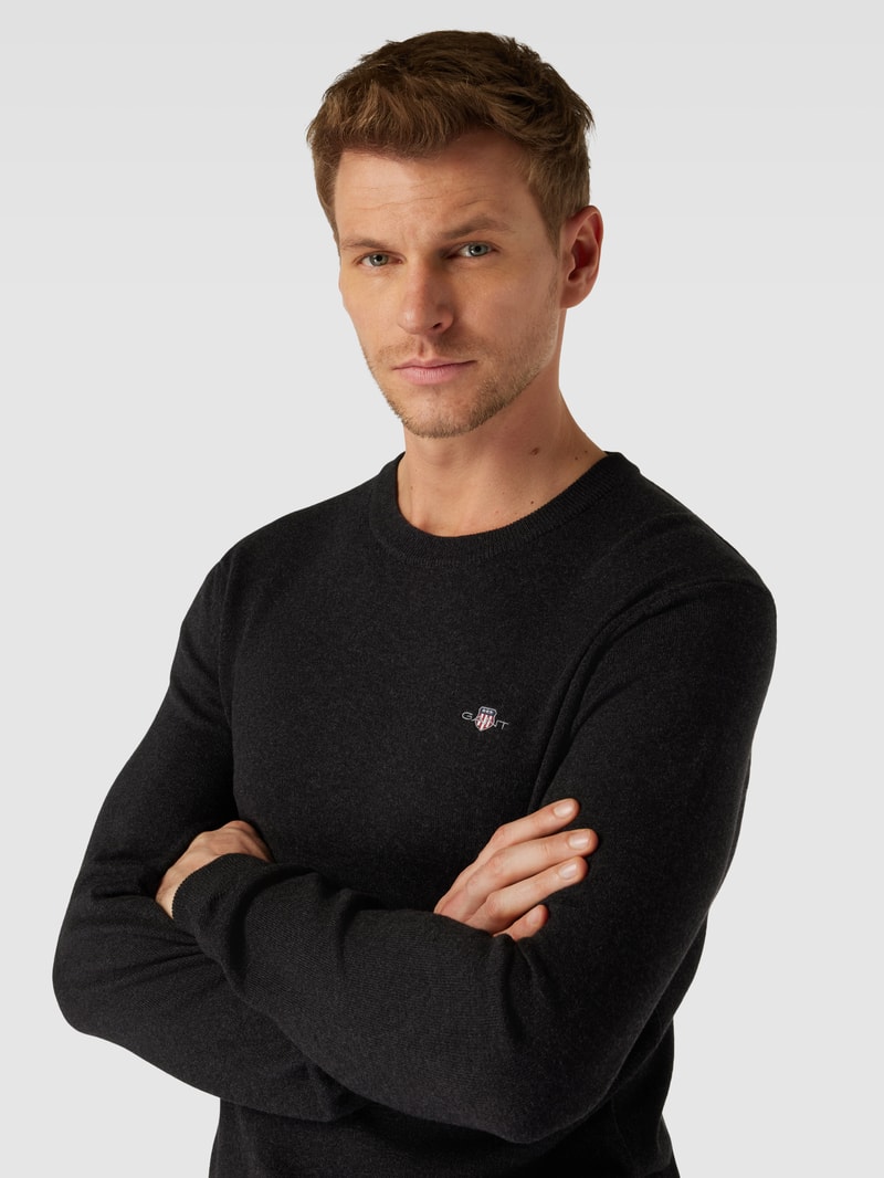 Strickpullover mit Rundhalsausschnitt und Label-Stitching in dunkelgrau meliert