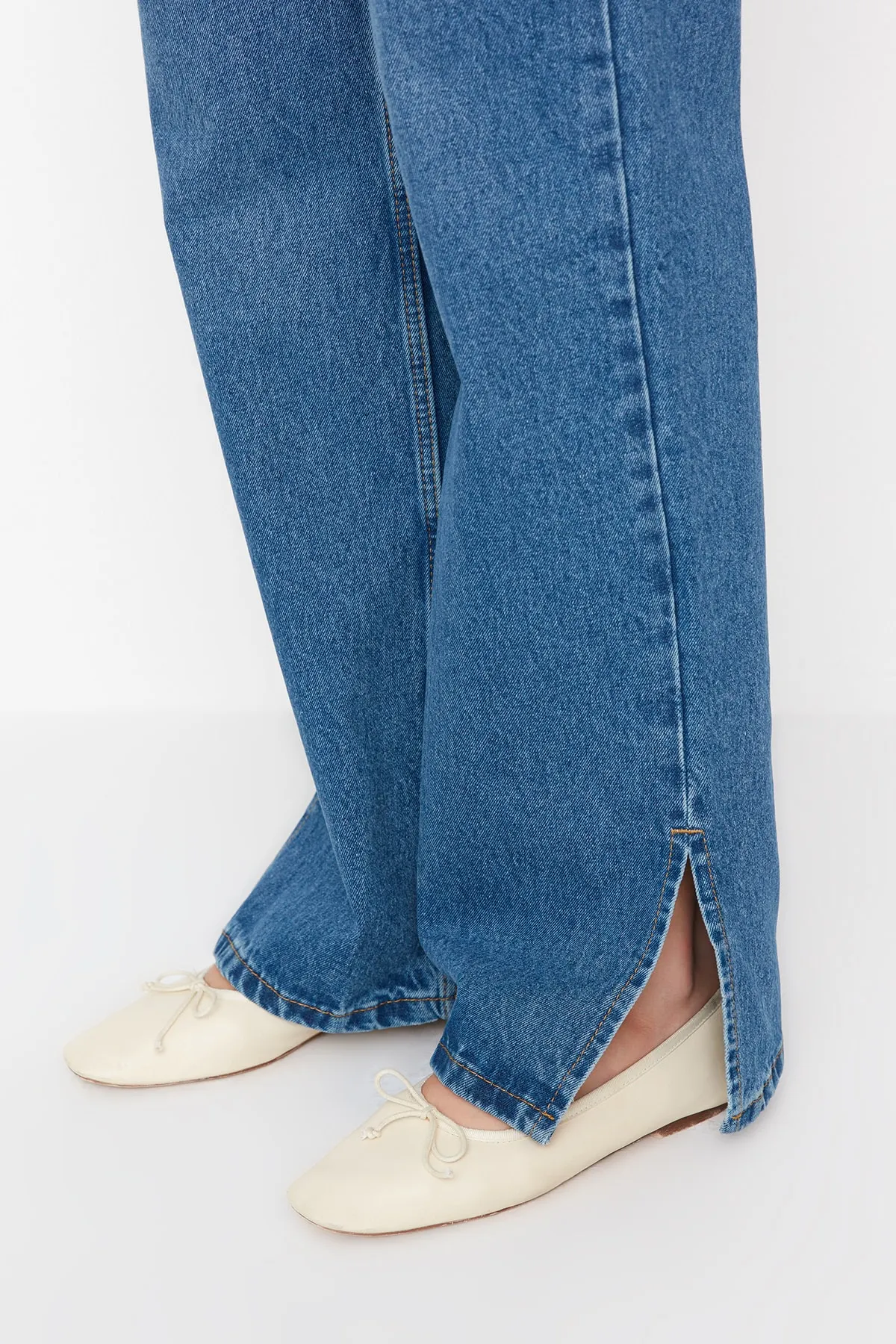 Trendyol Collection  Blaue, nachhaltigere Jeans mit hoher Taille und weitem Bein im 90er-Stil TWOAW23JE00368