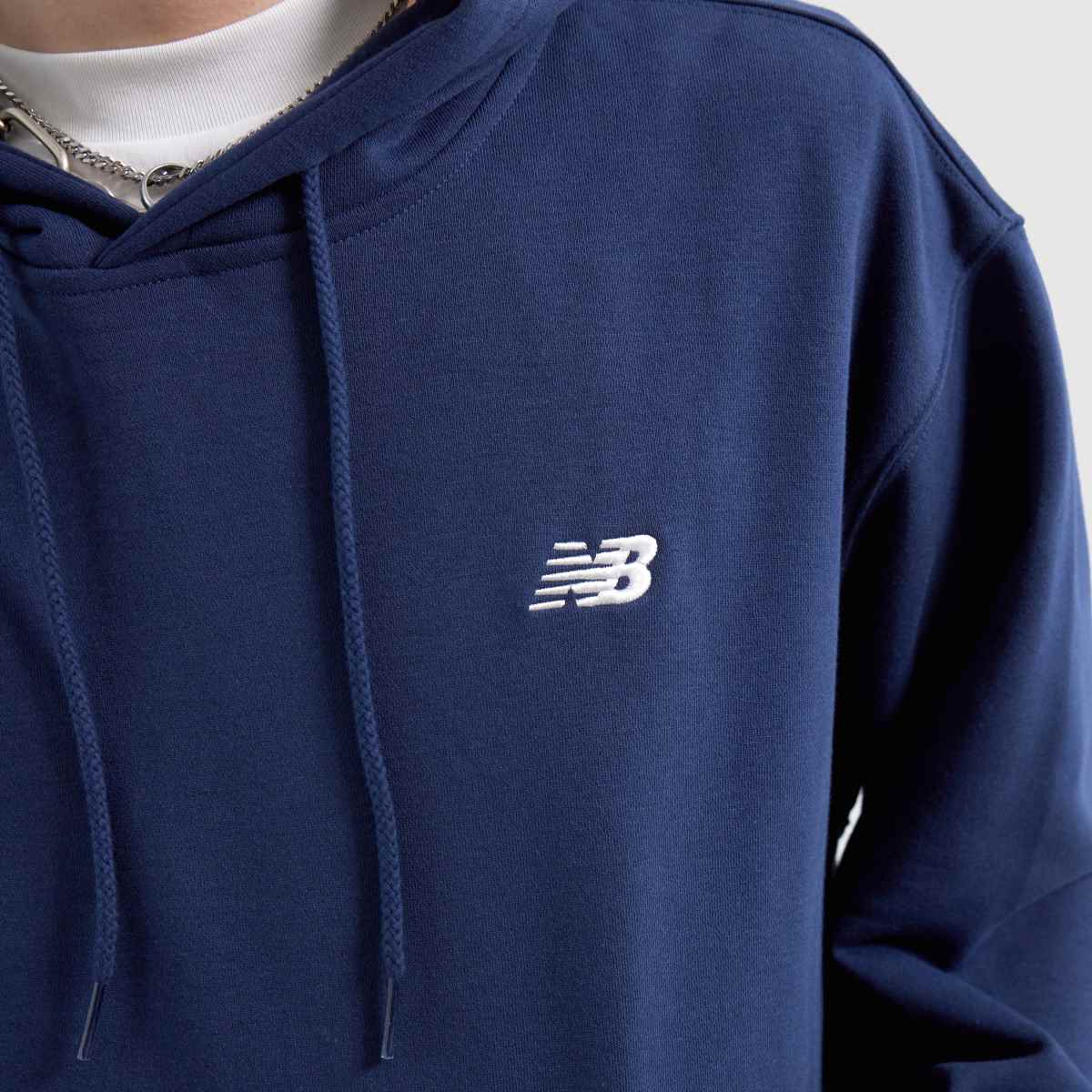 New Balance – Marinblå huvtröja med liten logotyp i french terry-modell