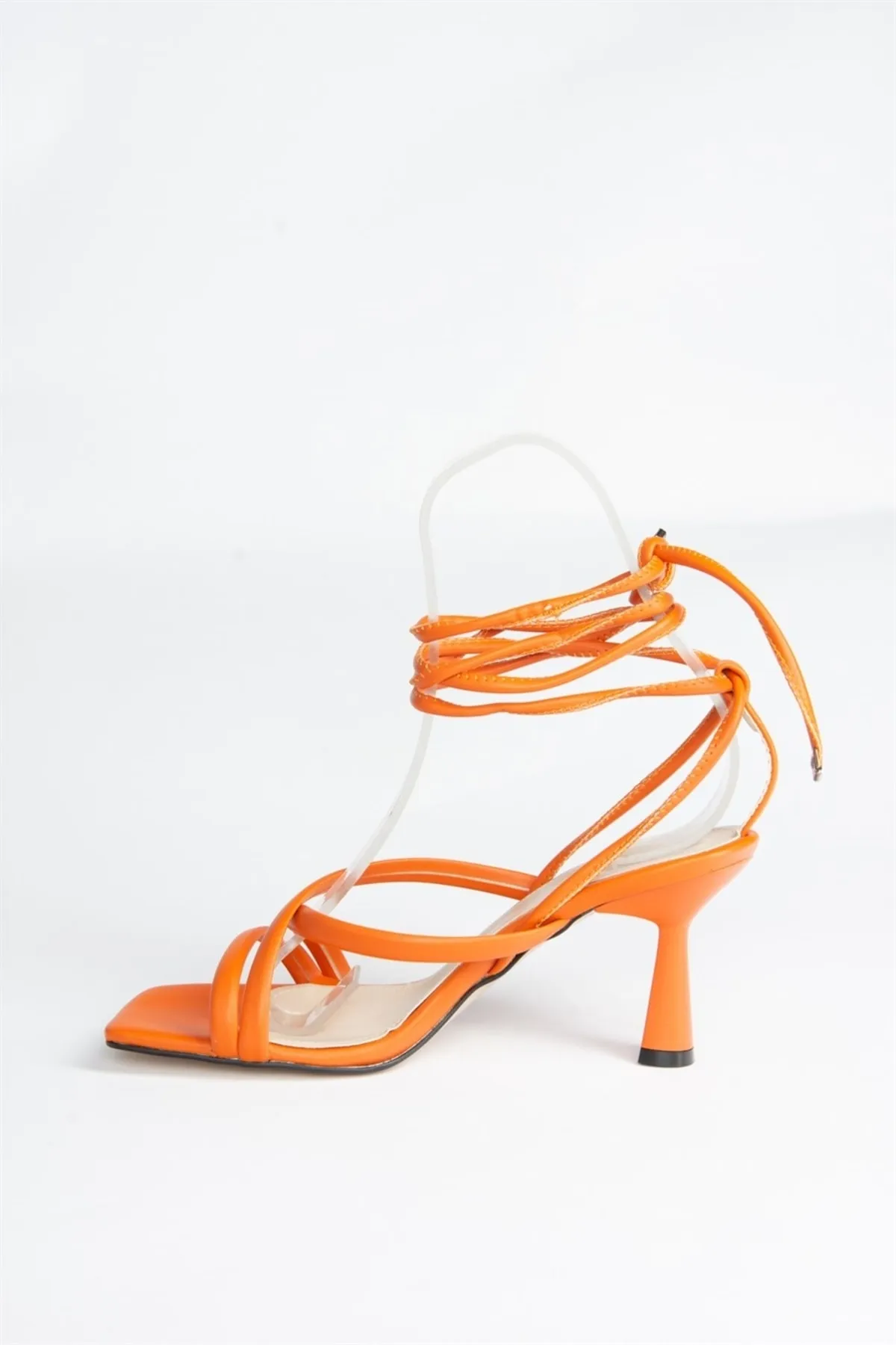 Fox Shoes  Orangefarbene Damenschuhe mit Knöchelriemen und Absatz K404070209