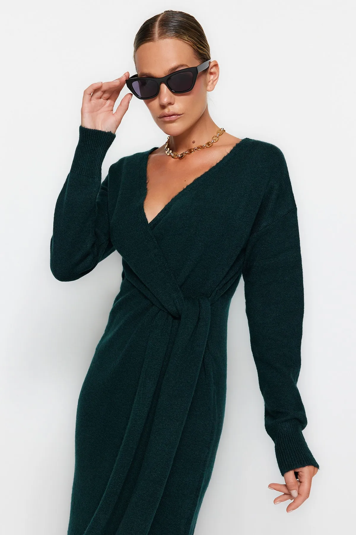 Trendyol Collection  Smaragdgrünes Maxi-Strickkleid mit weicher Struktur und zweireihigem Kragen und Bindeband TWOAW21EL0263