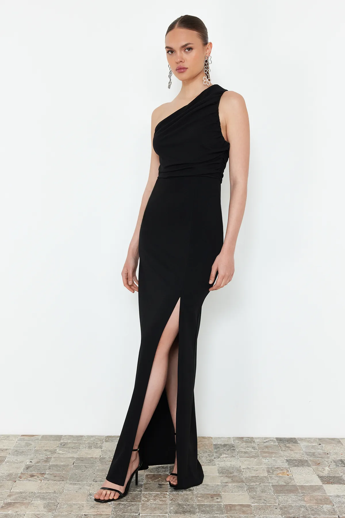 Trendyol Collection  Schwarzes, figurbetontes, langes Abendkleid aus Strick mit einzelnen Ärmeln TPRSS24AE00172