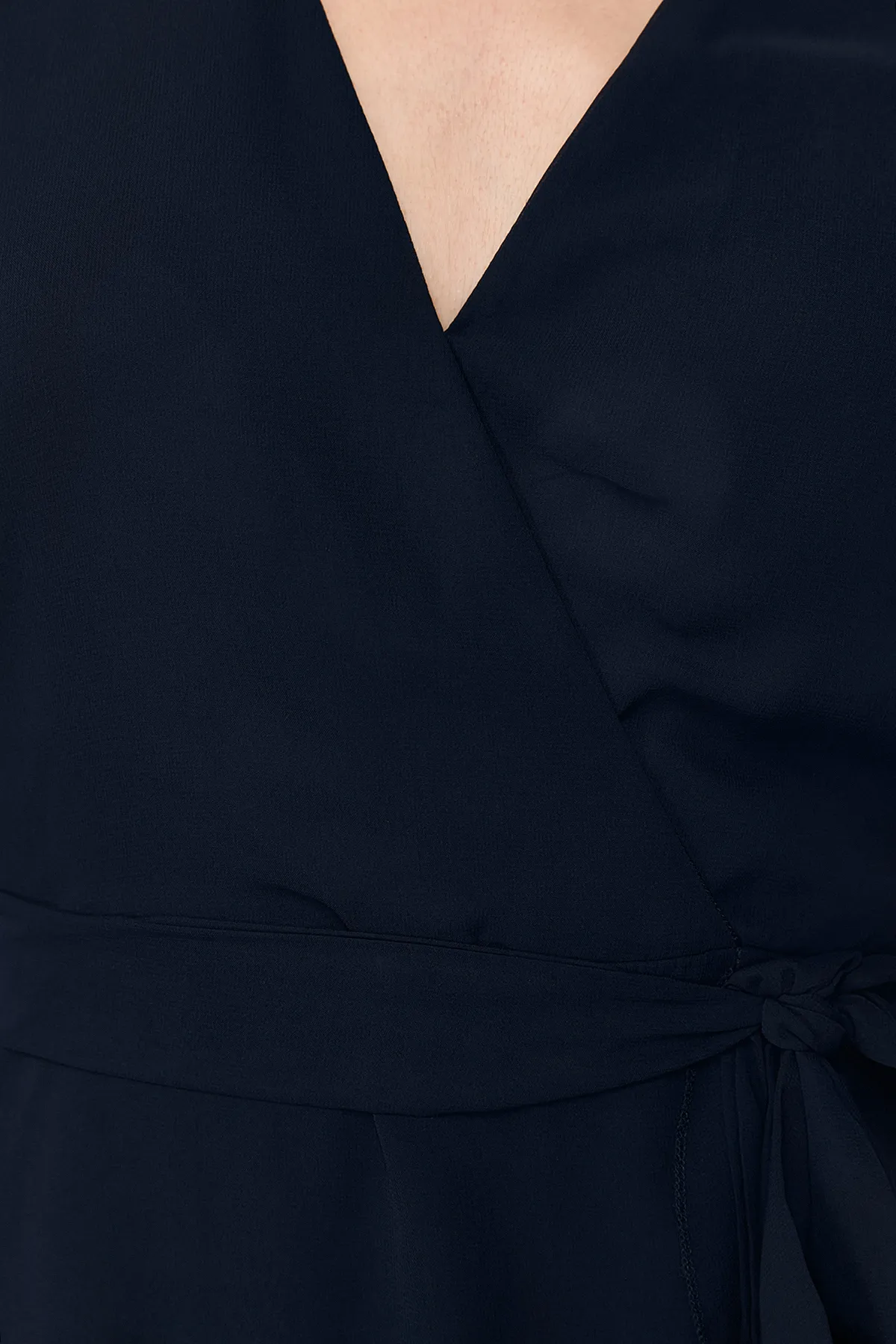 Trendyol Collection  Marineblaues, zweireihiges Minikleid aus gewebtem Chiffon mit Rüschendetail und Futter TWOSS24EL00742