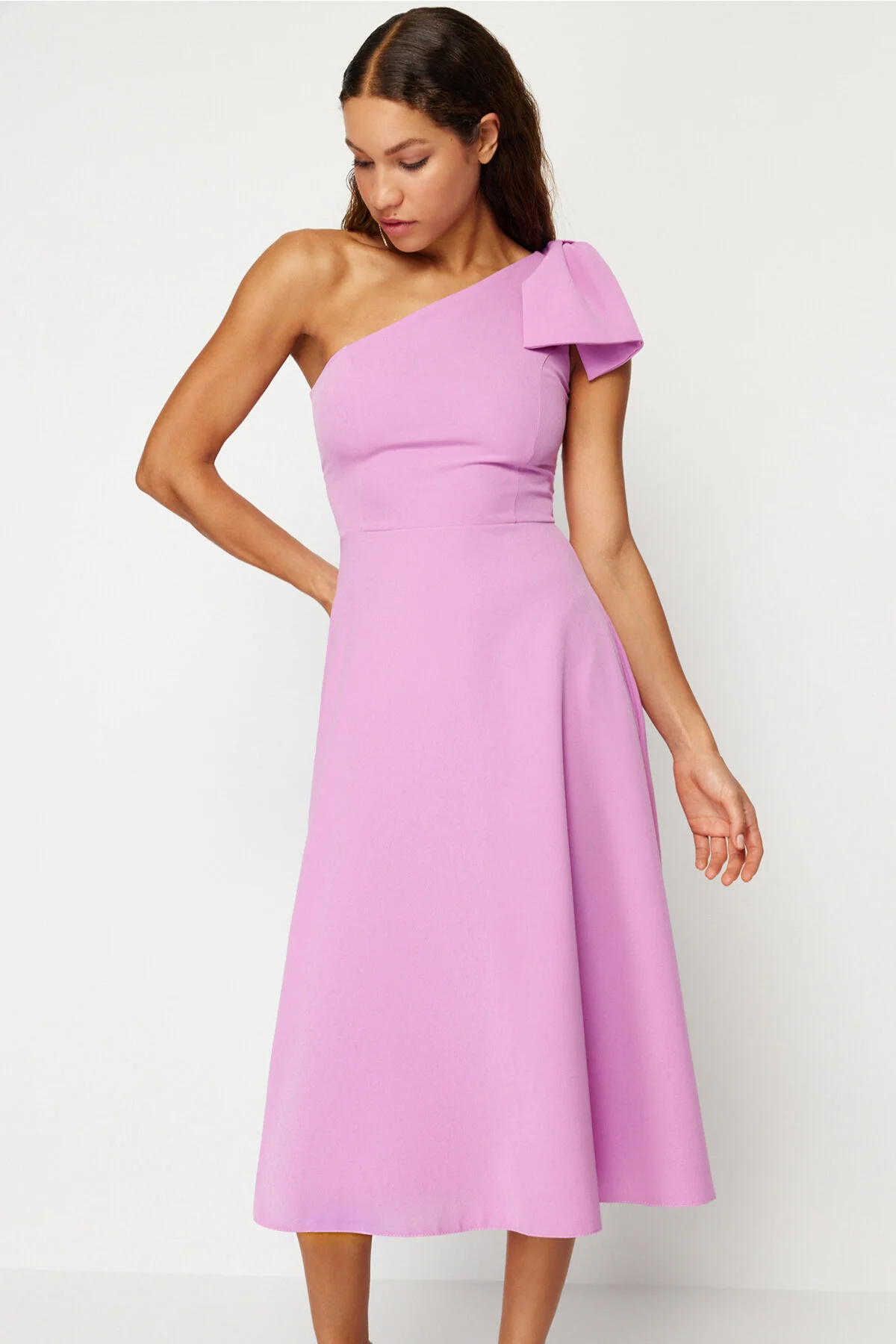 Trendyol Collection  Rosafarbenes elegantes Abendkleid mit Schleife TPRSS24EL00105