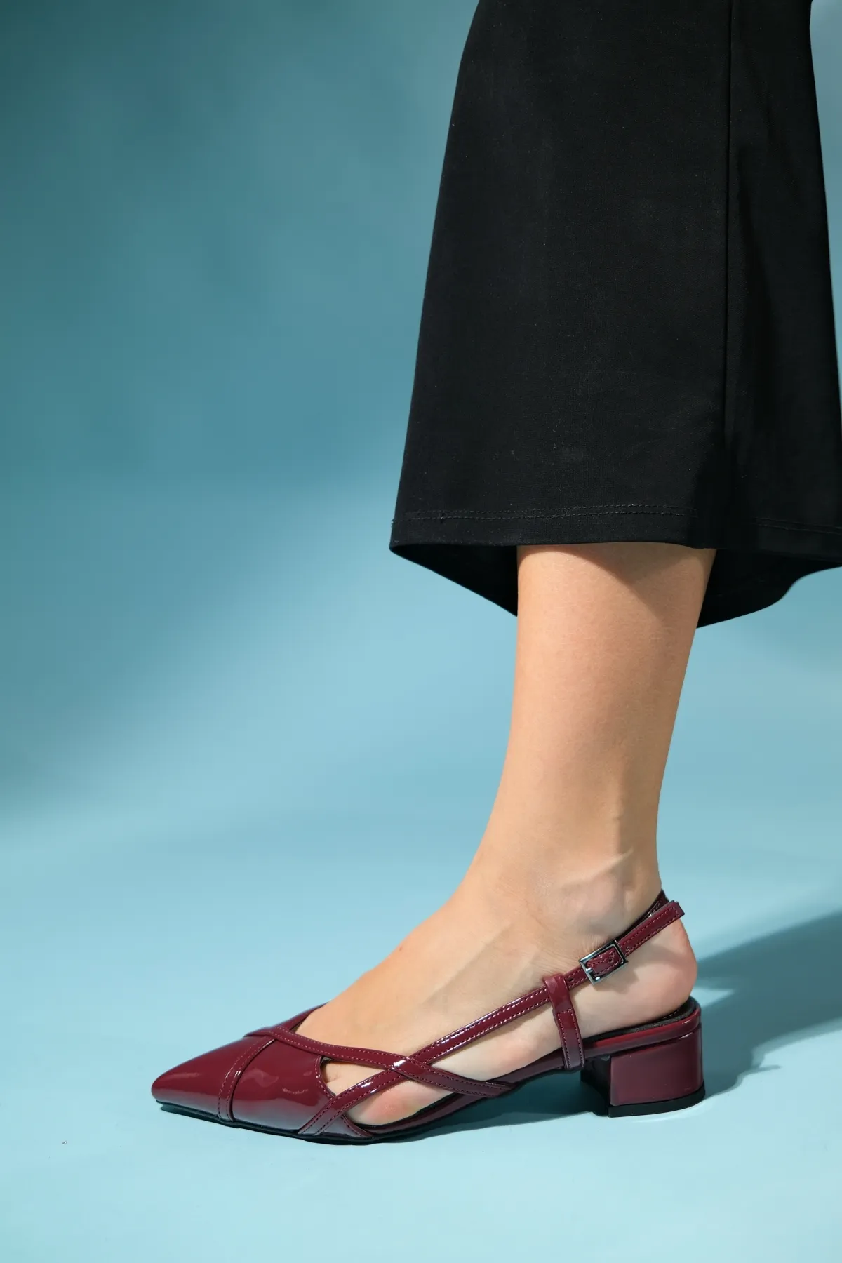 LuviShoes  STEVE Damensandalen aus Lackleder in Weinrot mit niedrigem Absatz