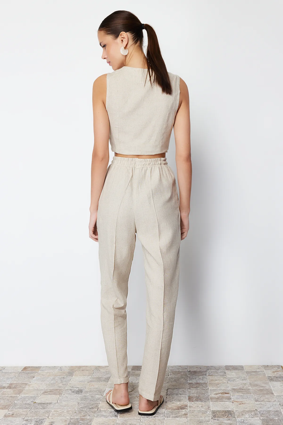 Trendyol Collection  Beige Hose aus Baumwollleinen mit geradem Schnitt und elastischem Bund TWOSS24PL00063