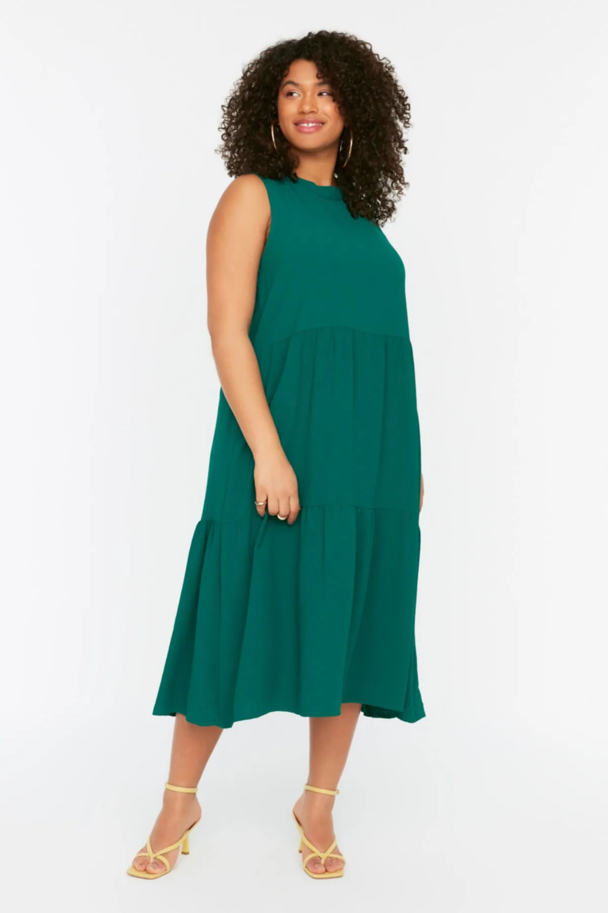 Trendyol Curve  Smaragdgrünes gewebtes Kleid mit Schwungrad-Details TBBSS22EL1593