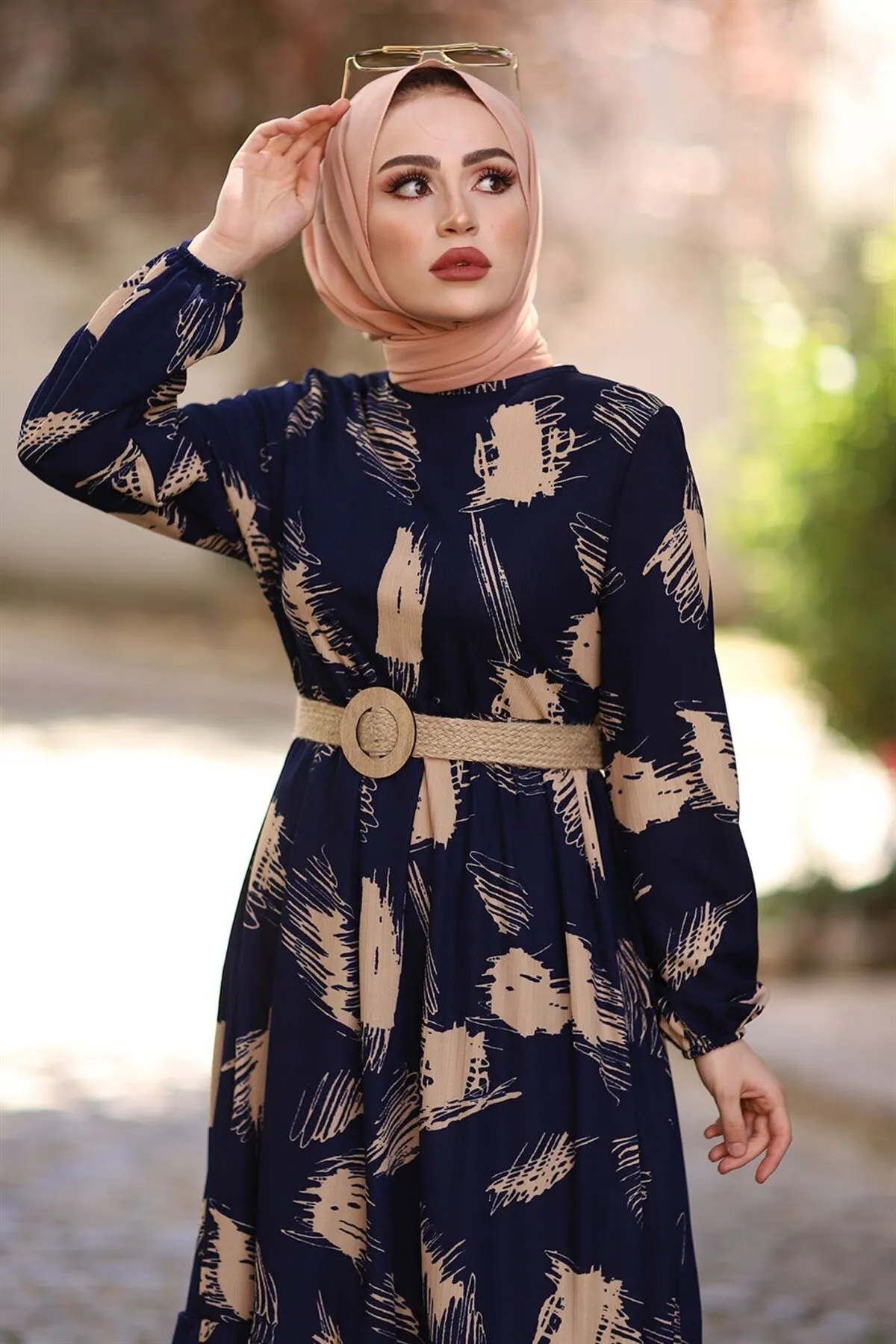 InStyle  Hijab-Kleid mit Pinselmuster und Gürtel – Marineblau