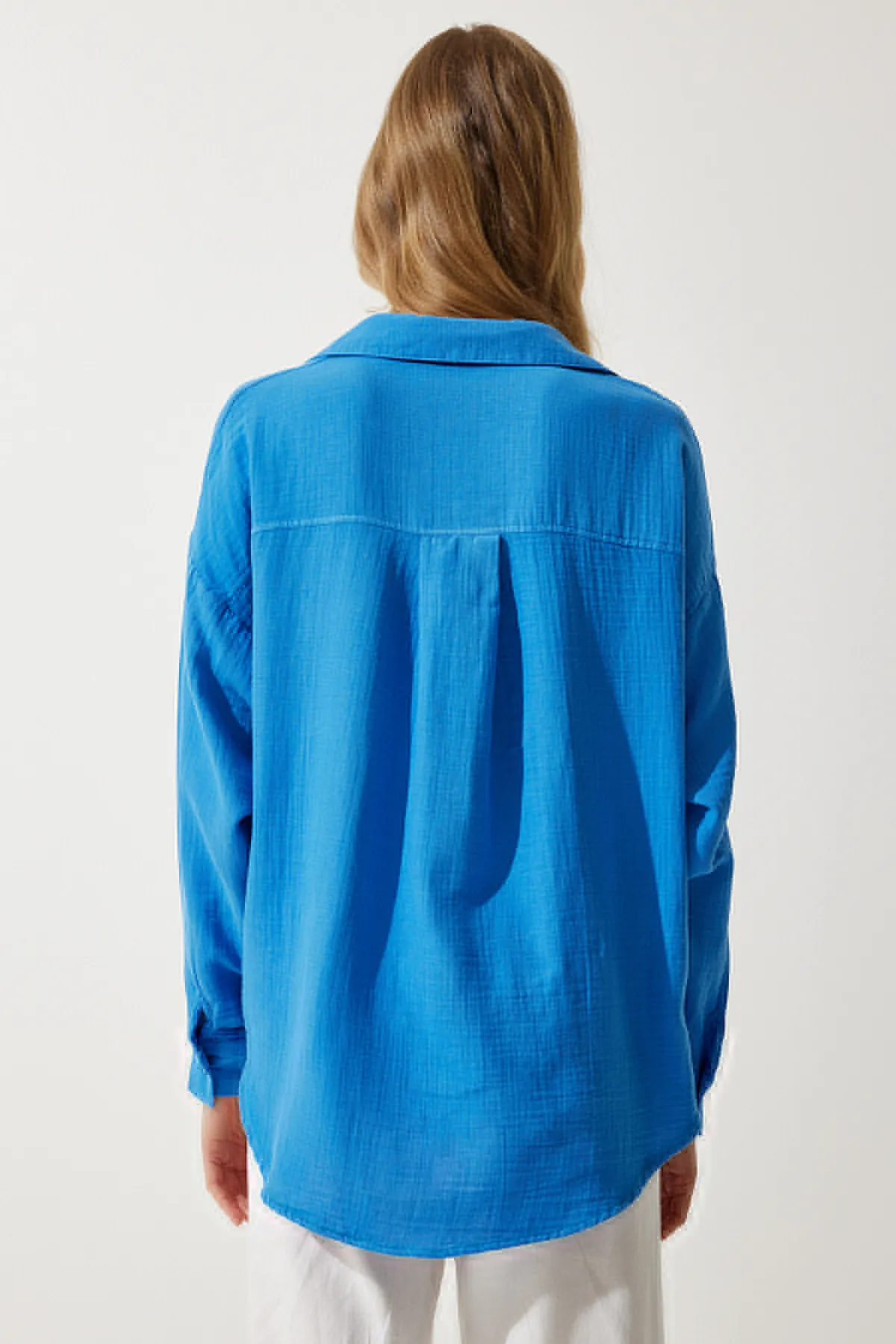 Happiness İstanbul  Blaues Oversize-Musselinhemd für Damen mit Taschen MX00150