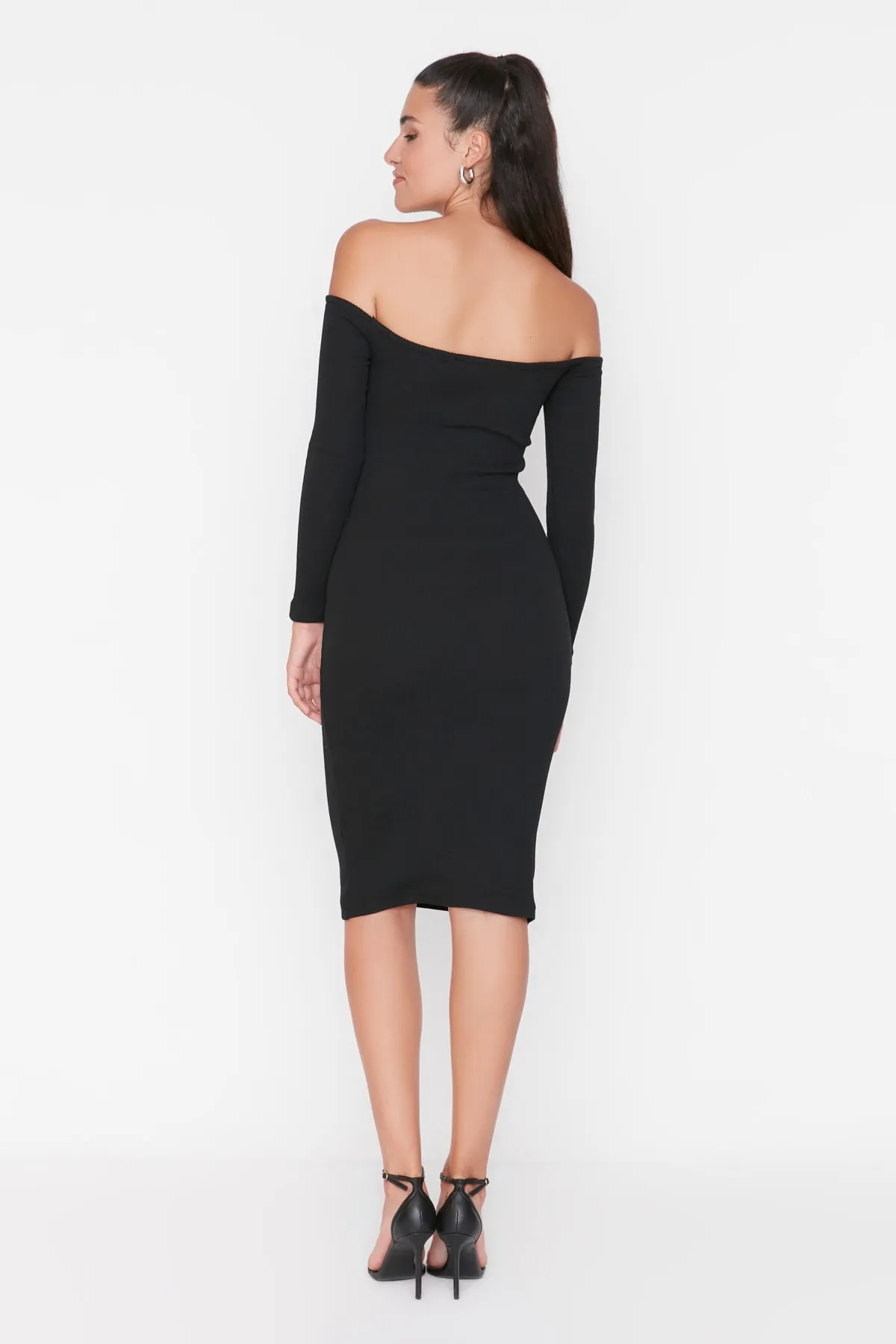 Trendyol Collection  Schwarzes, tailliertes, geripptes, dehnbares Midi-Strickkleid mit herzförmigem Ausschnitt TWOAW23EL00047