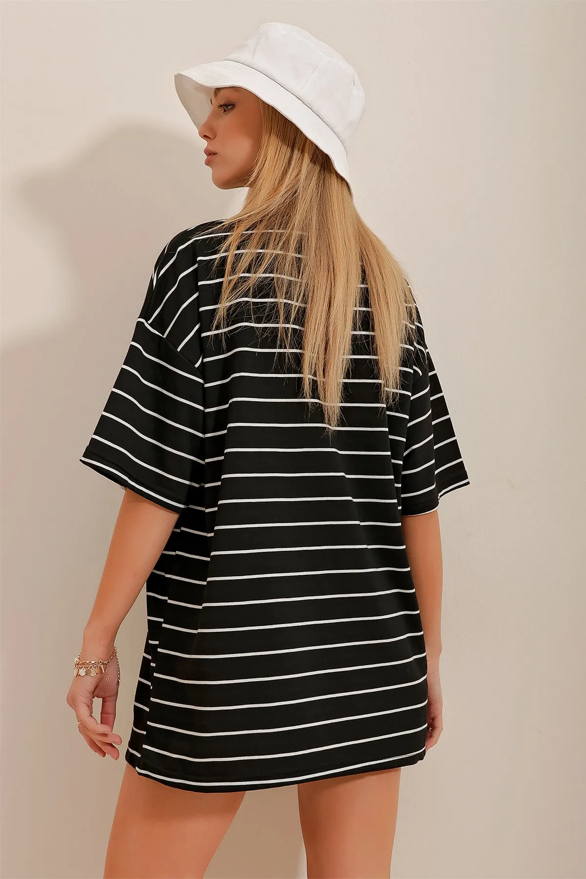 Trend Alaçatı Stili  Gestreiftes Oversize-T-Shirt für Damen in Schwarz mit Rundhalsausschnitt ALC-X10388