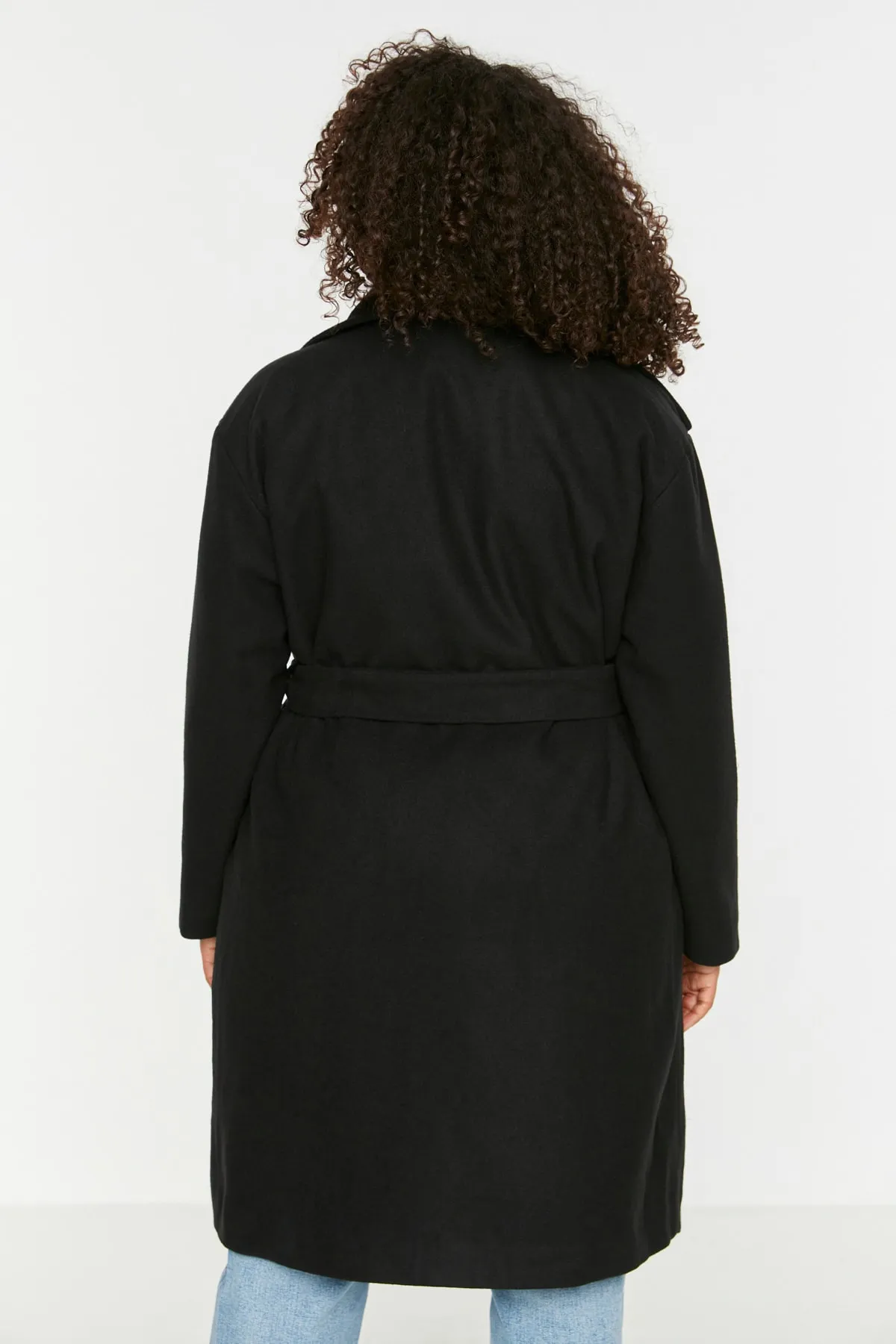 Trendyol Curve  Schwarzer Oversize-Kaschmirmantel mit breitem Kragen und Gürtel TBBAW23KB00001