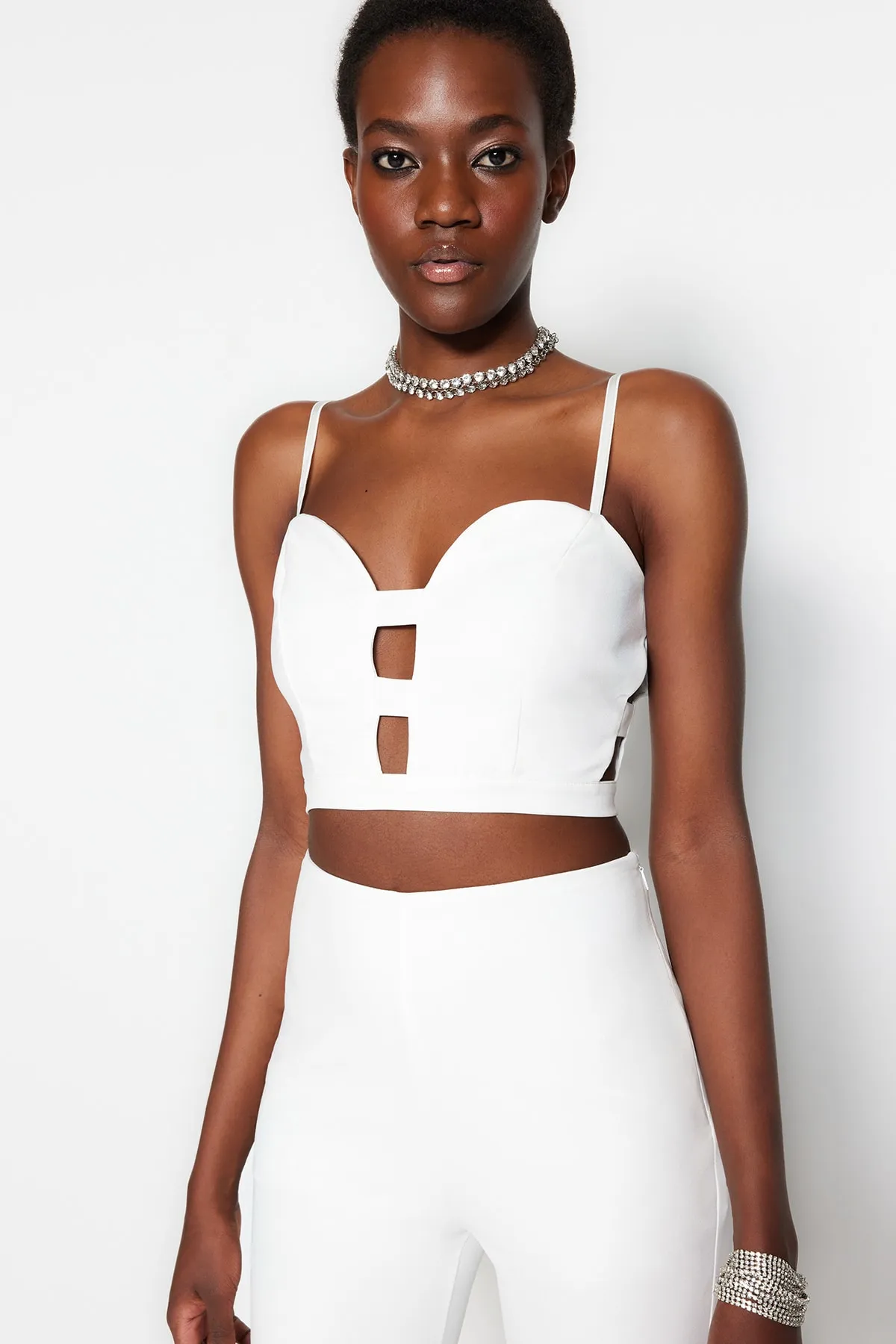 Trendyol Collection  Ecrufarbenes, bauchfreies Bustier mit gewebtem Fenster/Ausschnitt-Detail TPRSS23BS00078