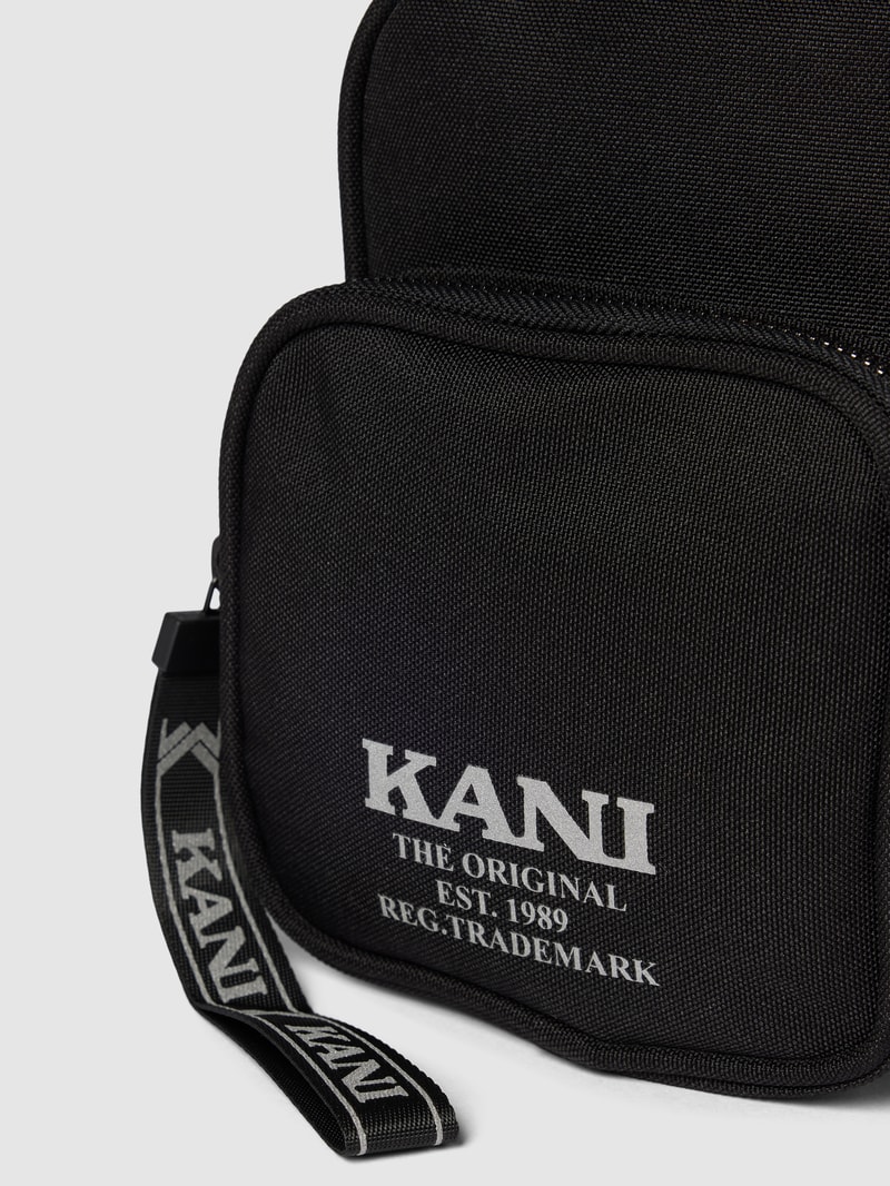 Umhängetasche mit Label-Print in schwarz