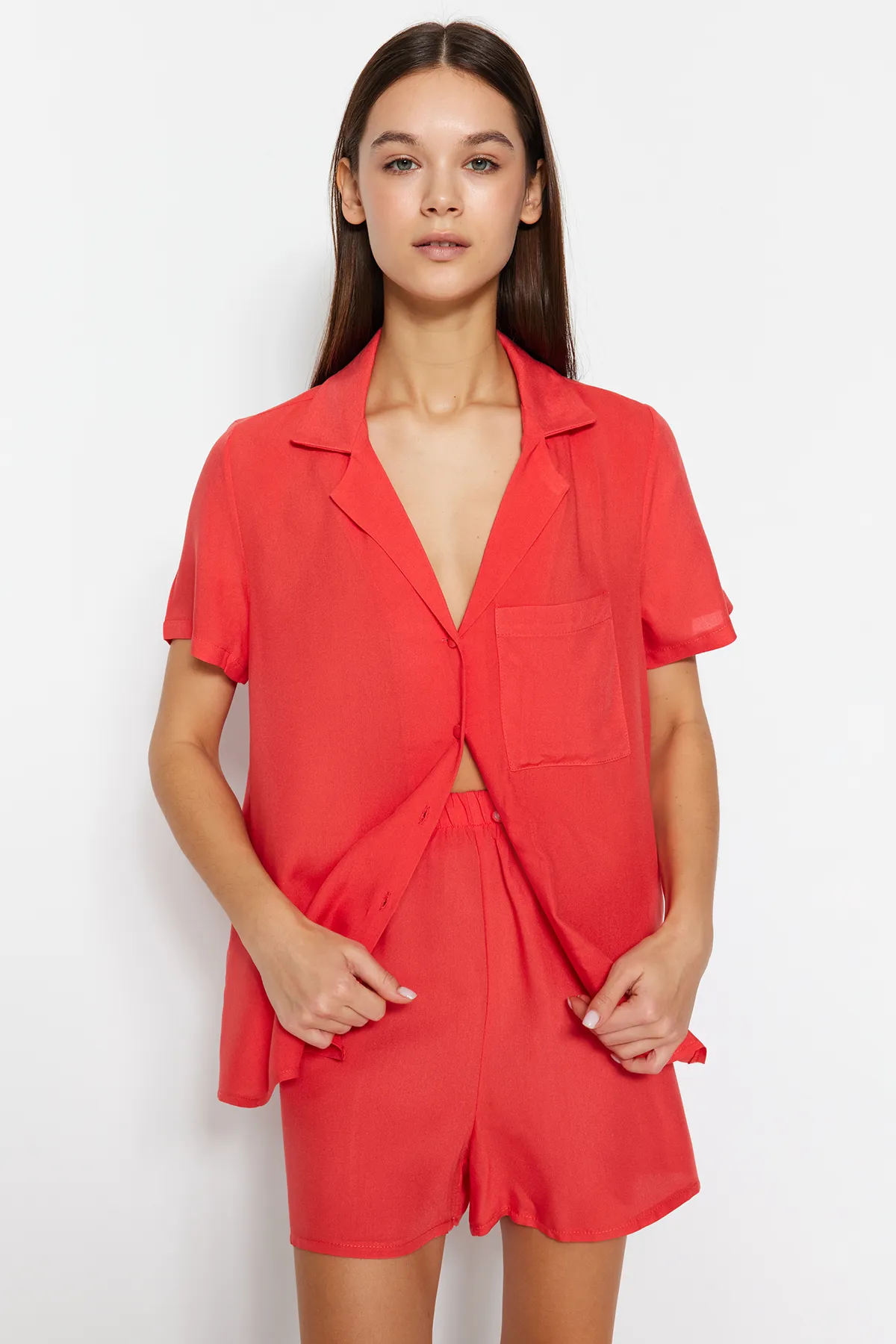 Trendyol Collection  Pyjama-Set aus gewebtem Hemd und Shorts aus Viskose mit Granatapfelblüten THMSS19PT0004