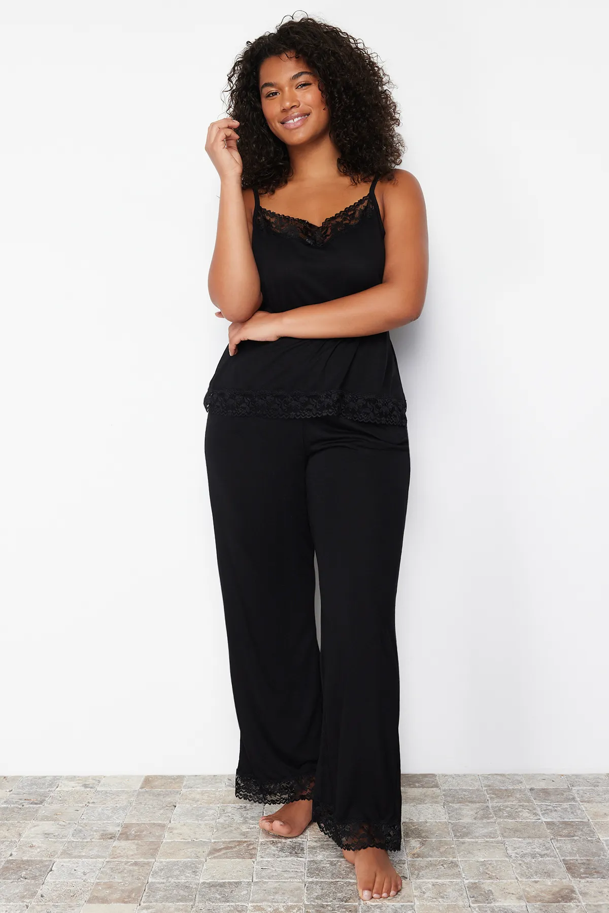 Trendyol Curve  Schwarzes, detailliertes Strickpyjama-Set mit Spitze TBSSS24AI00000