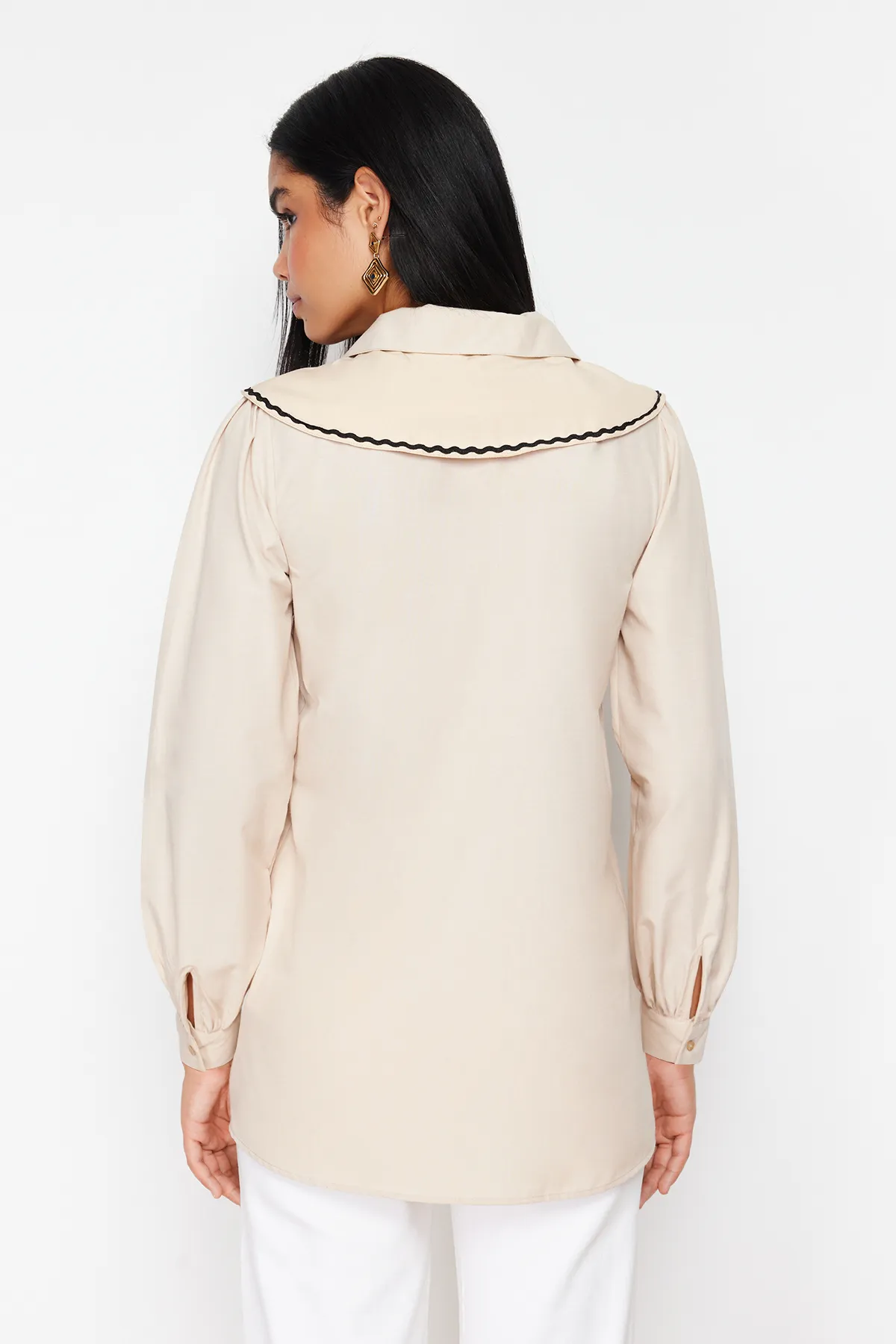 Trendyol Modest  Baumwoll-Gewebtes Hemd mit Steinkragen und Detail TCTSS24TG00009