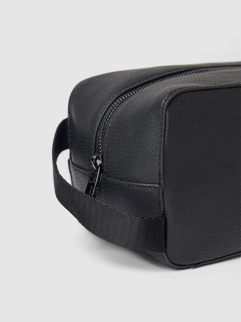 Kulturtasche mit Label-Detail Modell 'DIAGONAL' in schwarz