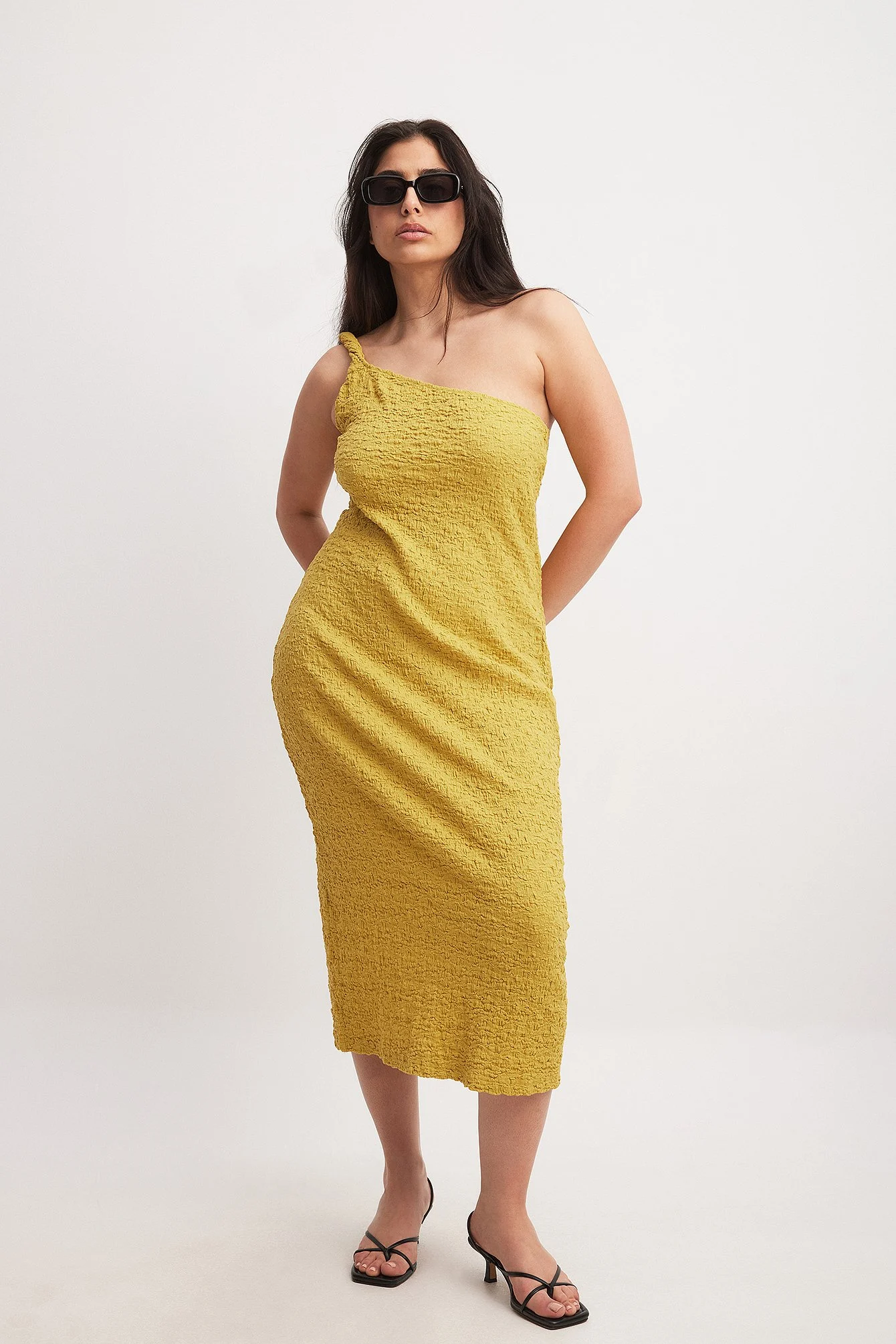 Gedrehtes, strukturiertes Midikleid