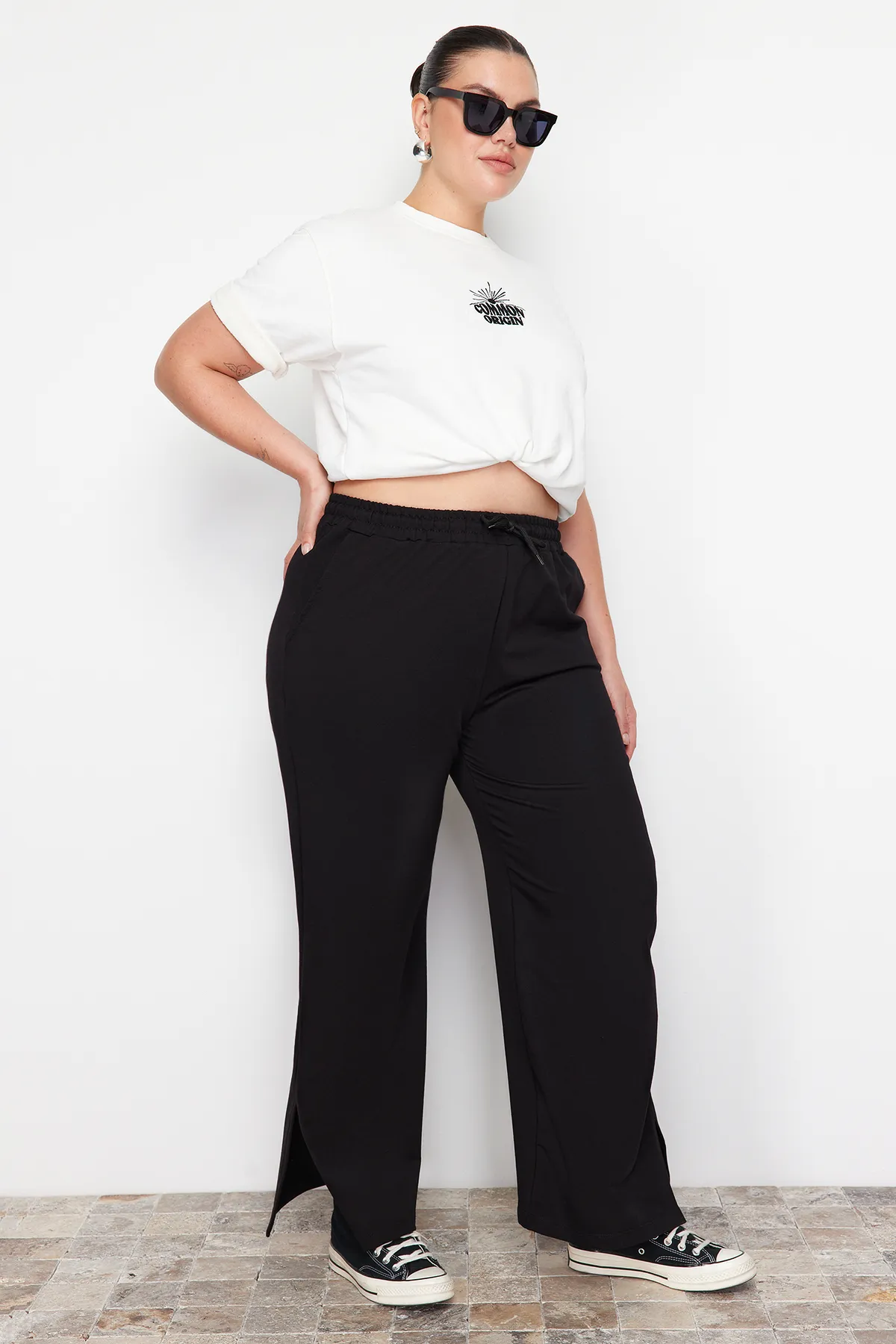 Trendyol Curve  Schwarze, detaillierte, dünne Strick-Jogginghose mit Schlitz TBBAW24AJ00006