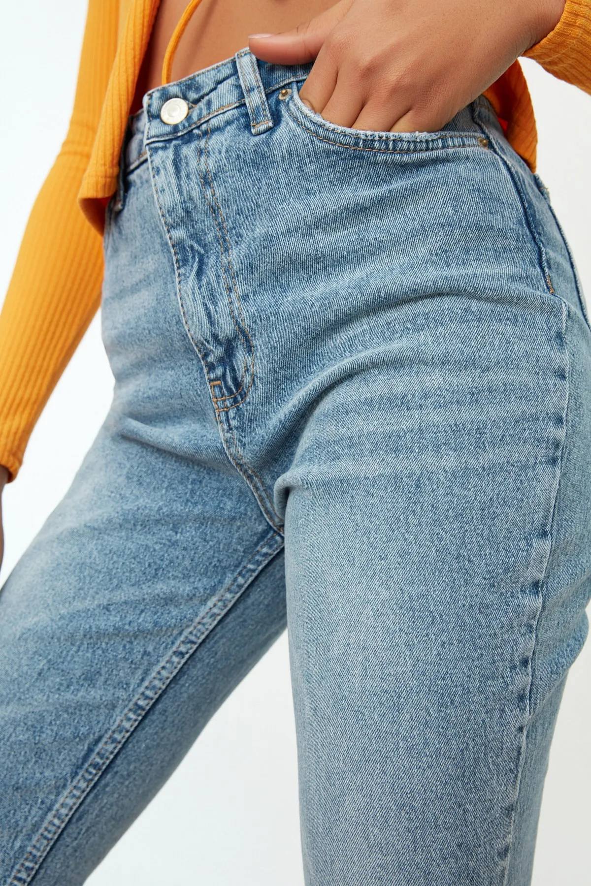Trendyol Collection  Blaue Jeans mit Schlitz und hoher Taille, gerader Schnitt, TWOSS22JE0430