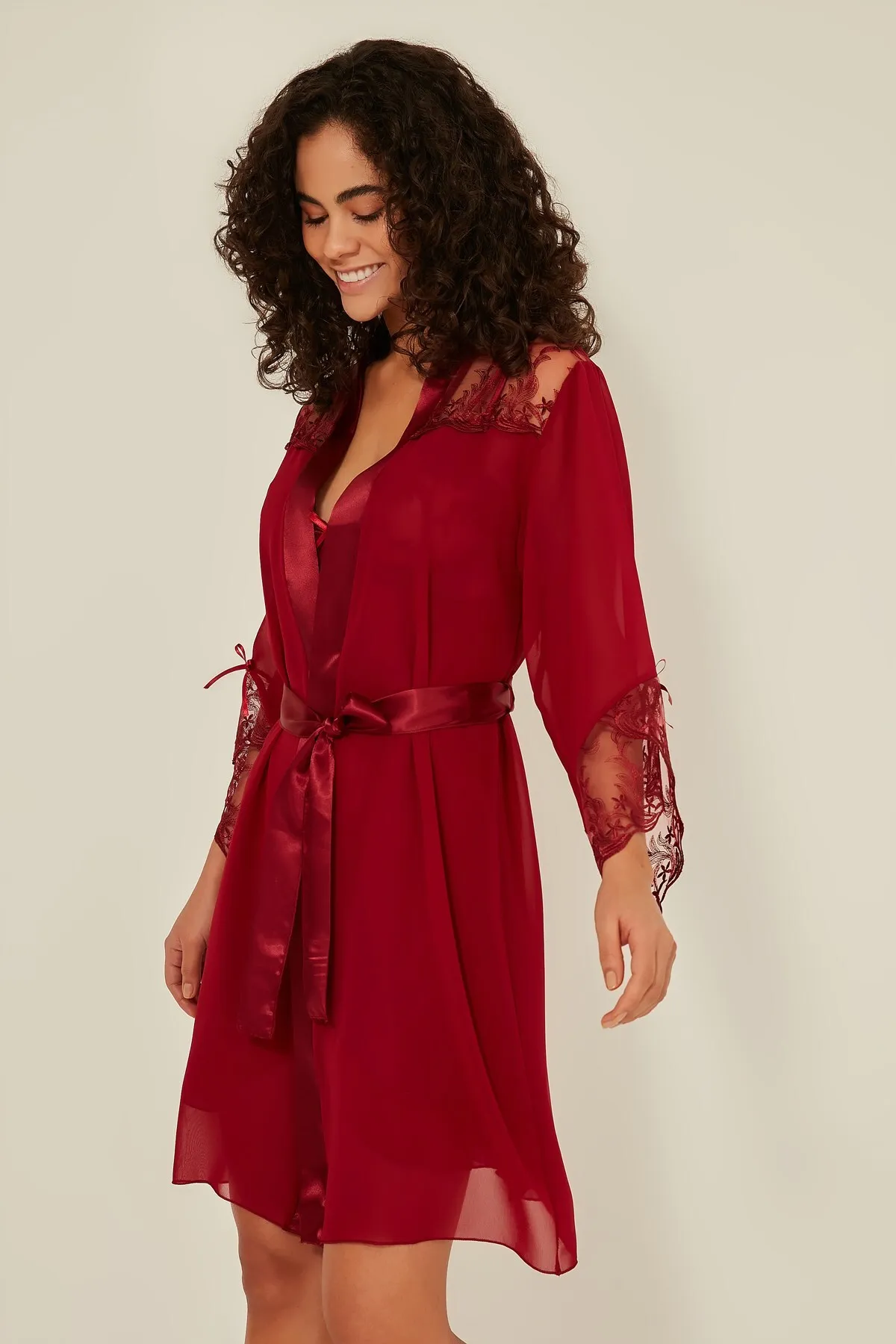 C&City  048 Damen-Nachthemd-Morgenmantel-Set aus Satin in Weinrot