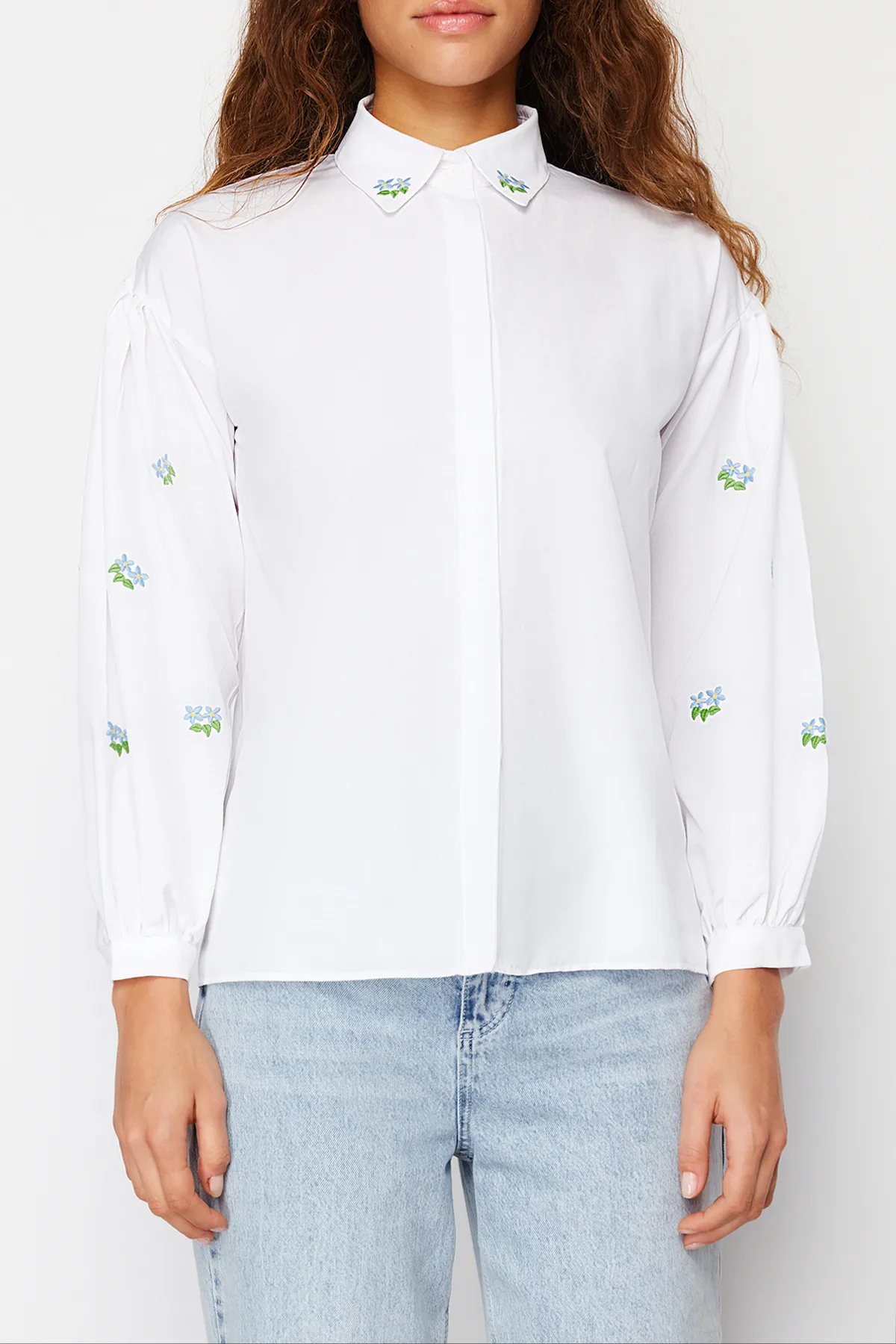 Trendyol Collection  Baumwollhemd in Ecru, Stickereidetail, Regular Fit, TWOAW23GO00081