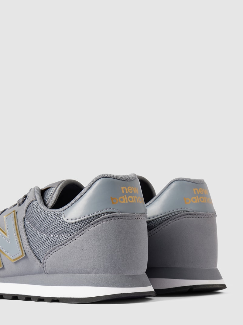 Sneaker mit Label-Detail in mittelgrau