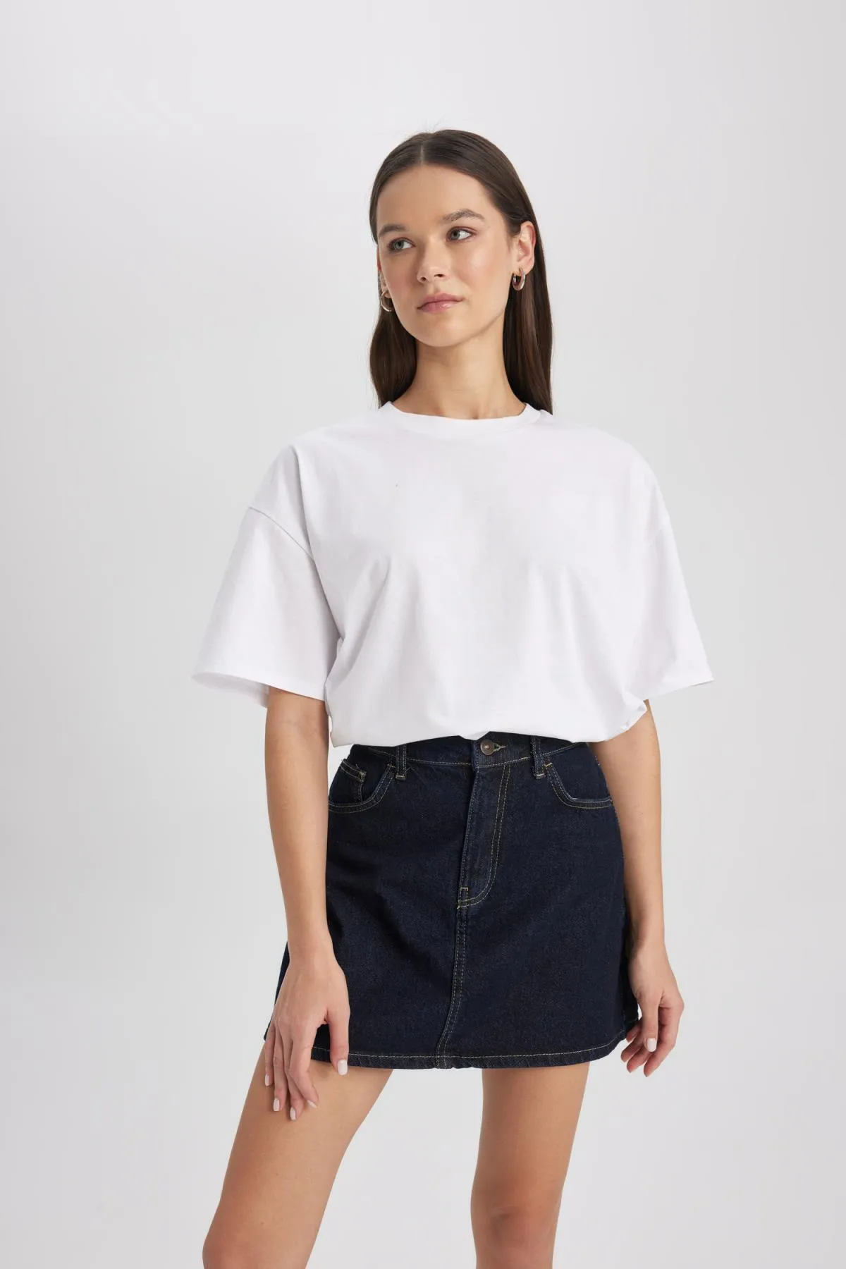 DeFacto  Kurzarm-T-Shirt mit Rundhalsausschnitt in Oversize-Passform V4136az24sp