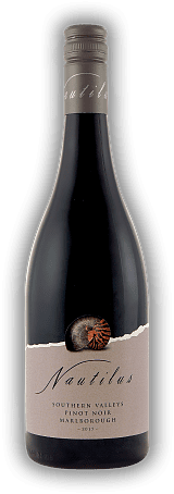 Nautilus, Pinot Noir, 2017, Marlborough  Nautilus, Pinot Noir, 2017, Marlborough  Der Ausbau im Holzfass verleiht dem Nautilus Pinot Noir Dichte und Würze mit einem Hauch von Vanille und Gewürzen. Jahrgang 2017 - 0,75	 Liter - Vol 13,5%