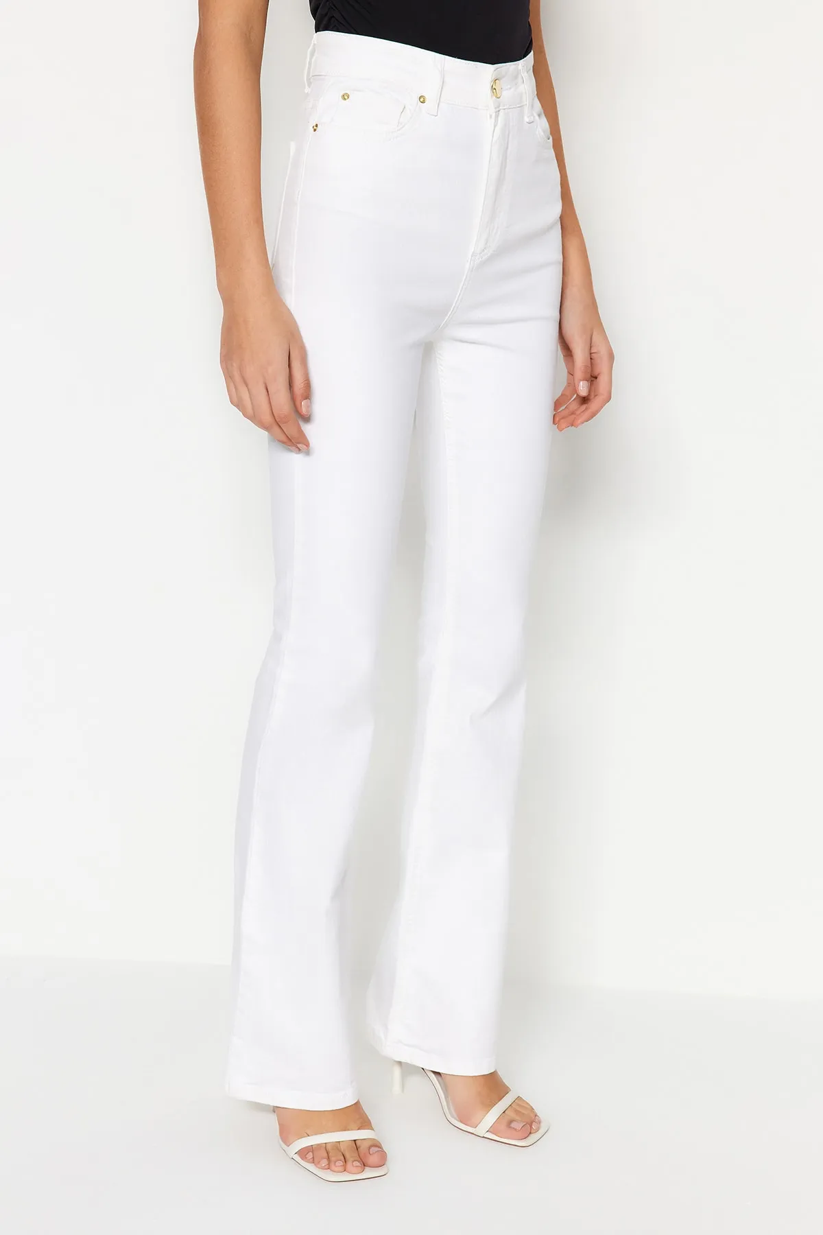 Trendyol Collection  Weiße Schlagjeans mit hoher Taille TWOSS23JE00203
