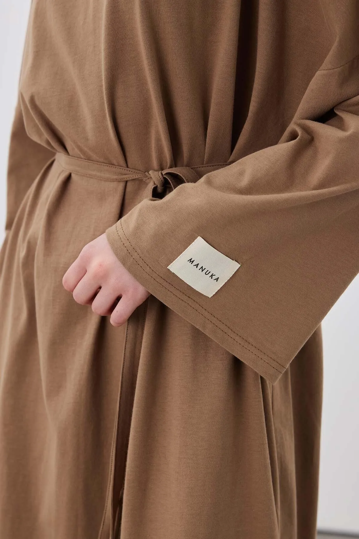 Manuka  Übergroßes langes Freizeitkleid in Braun