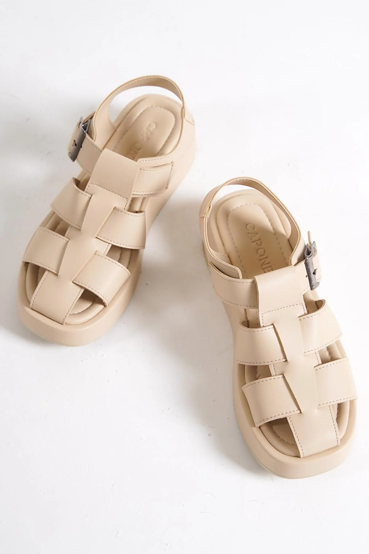 Capone Outfitters  Capone Gladiator Riemchen-Keilabsatz Beige Damen-Flatform-Sandalen