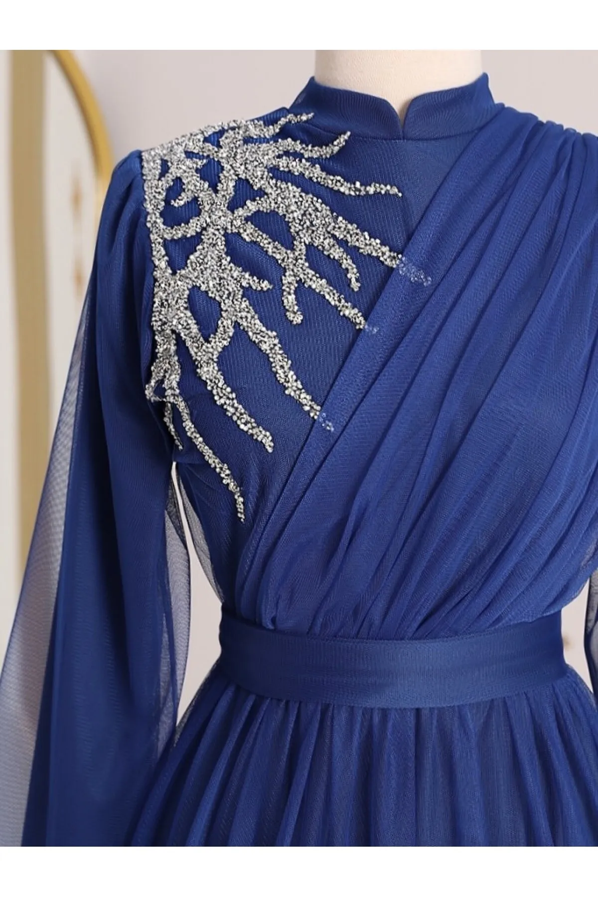 Modamorfo  Drapiertes Tüll-Abendkleid mit Gürtel und Steindetail auf der Vorderseite