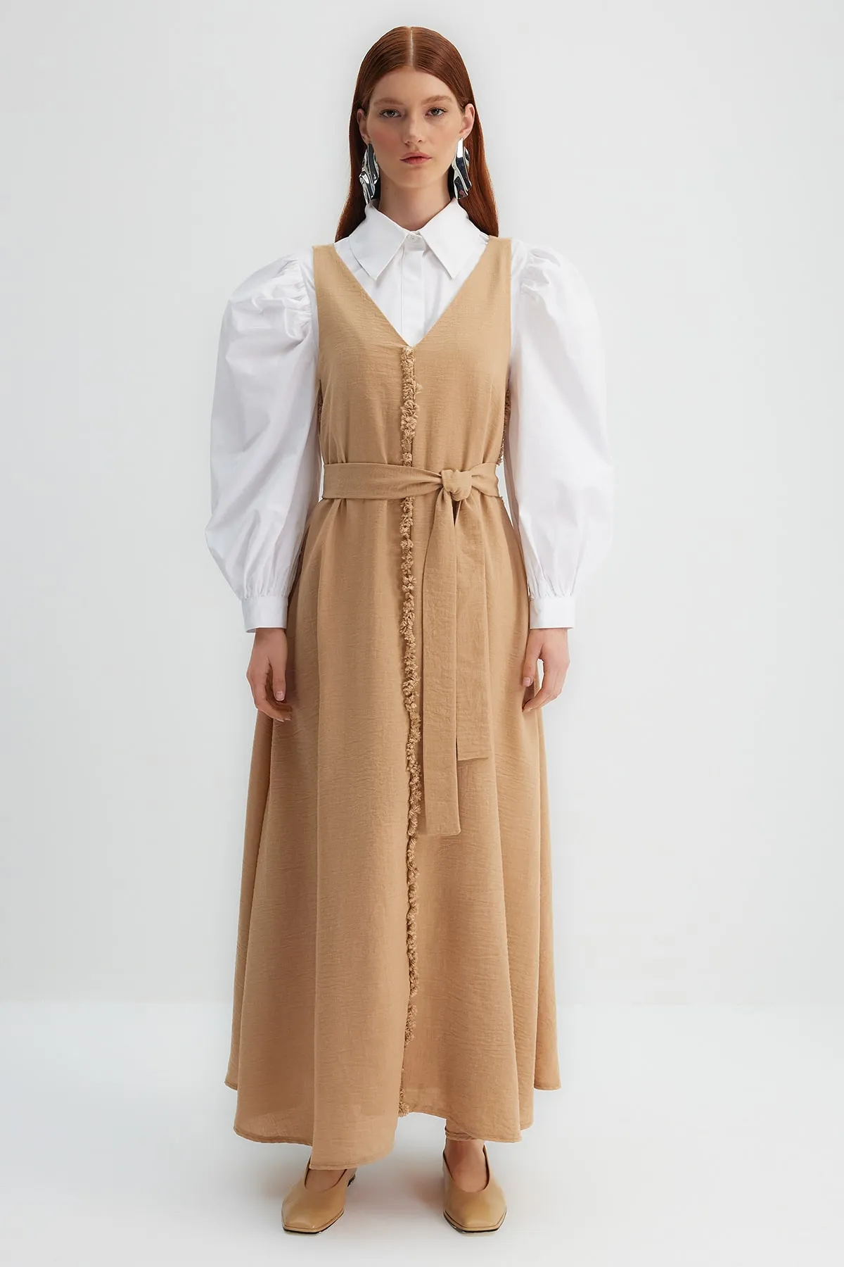 Trendyol Modest  X Kevser Sarıoglu Beiges gewebtes Gilet-Kleid mit Gürtel und Quastendetail TCLSS23EB00000