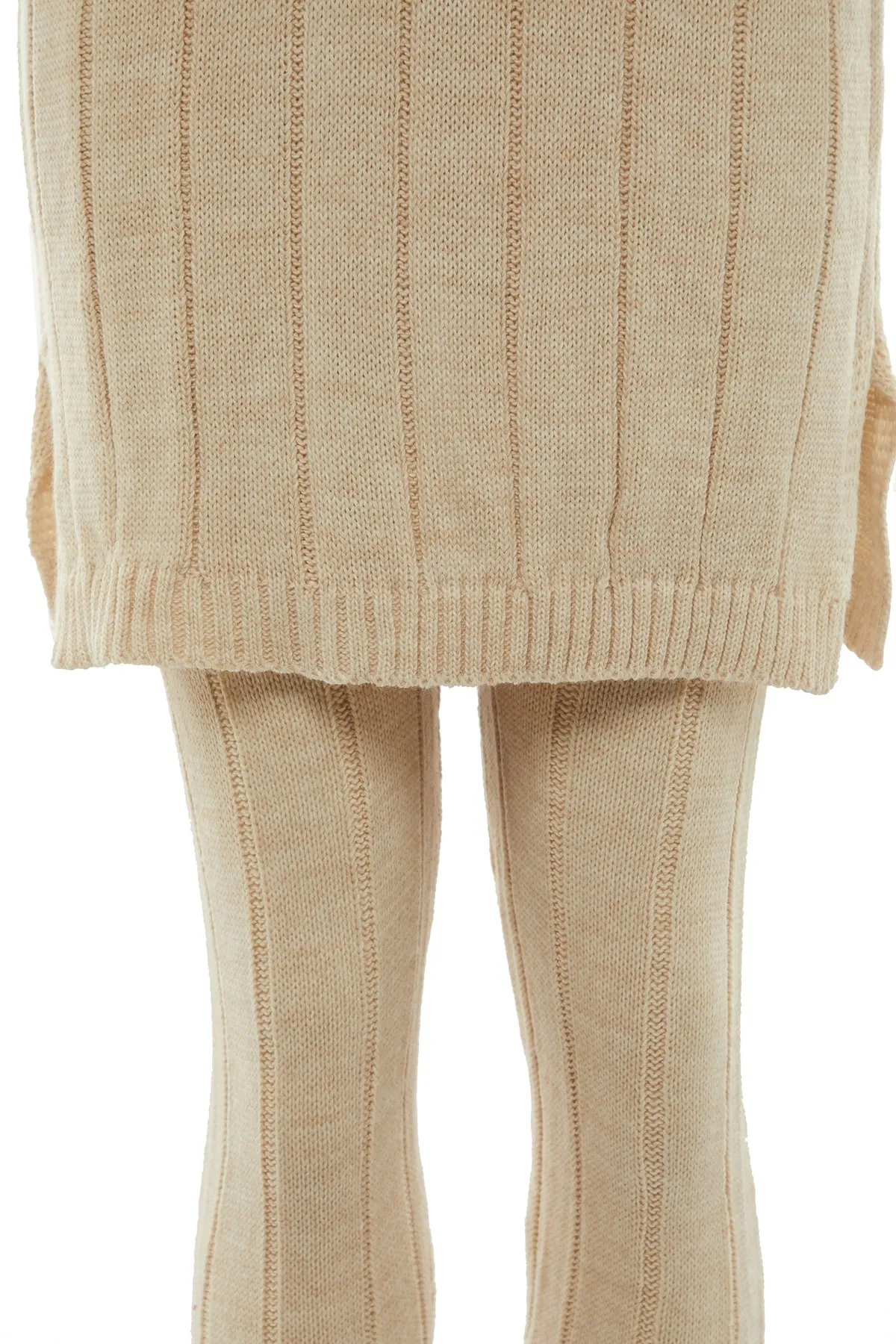 Trendyol Collection  Beiges Oversize-Set aus Pullover und Hose mit V-Ausschnitt und Strickoberteil