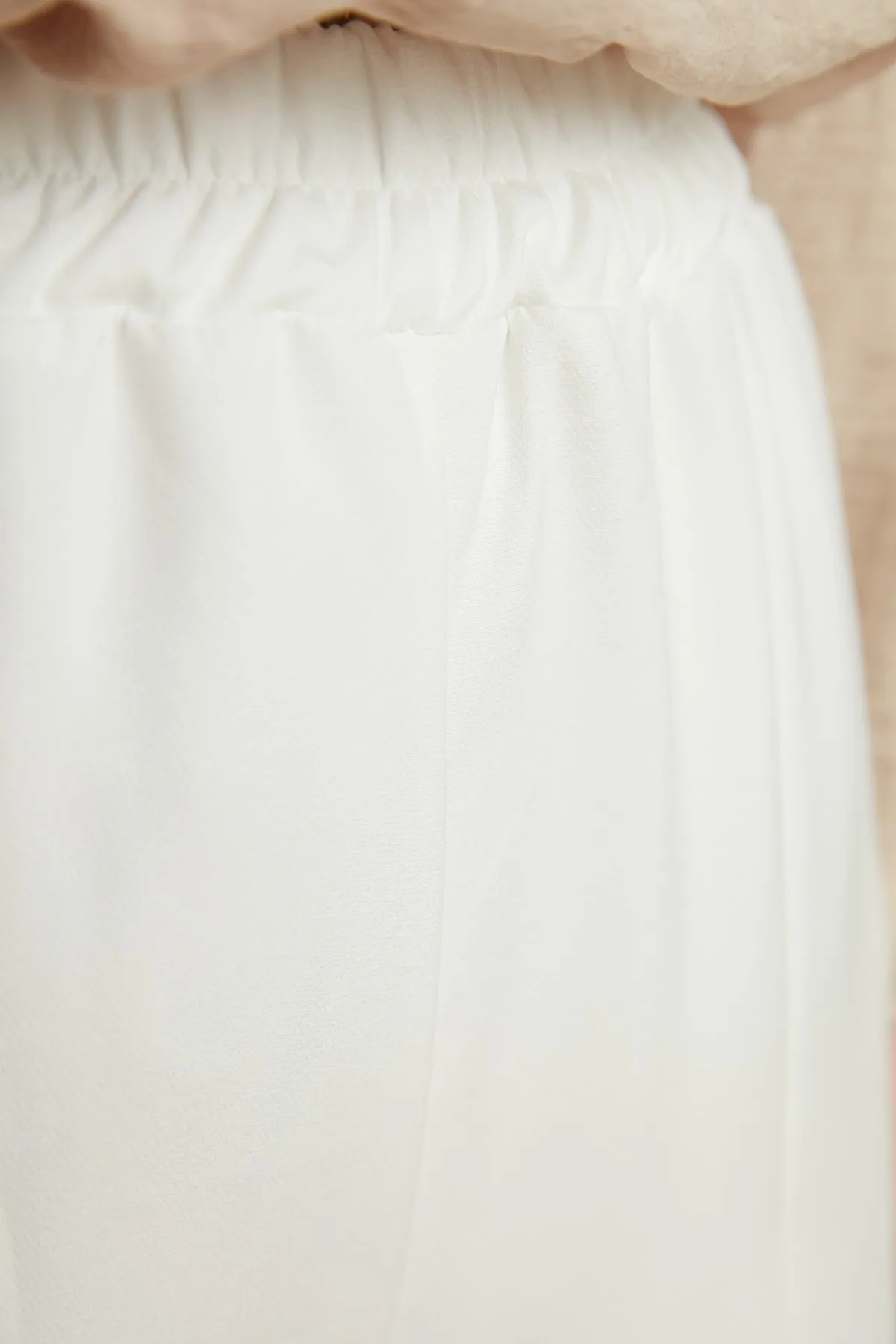 Trendyol Modest  Weiße gewebte Hose mit elastischem Bund und Rippendetails und geradem Schnitt TCTSS21PL0570