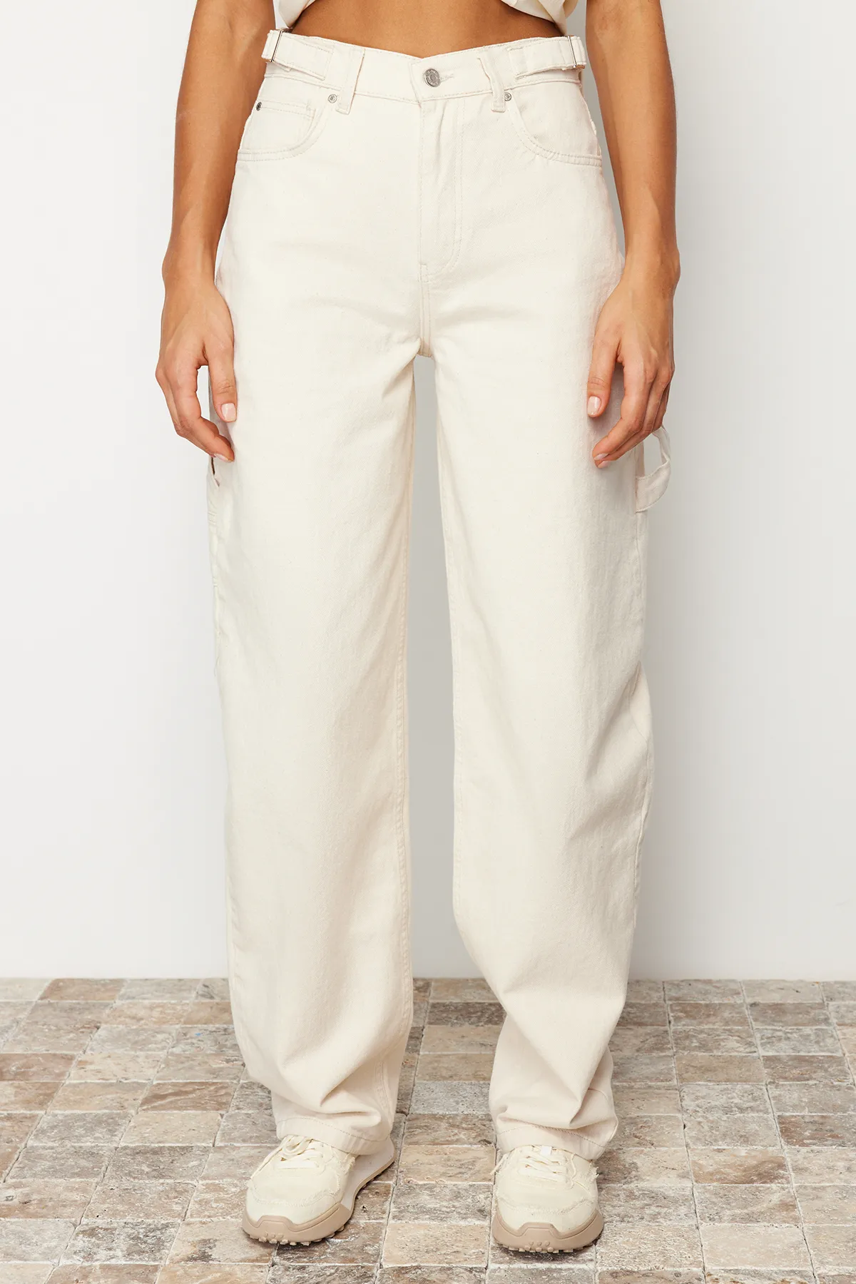 Trendyol Collection  Ecru, locker geschnittene Skater-Jeans mit hoher Taille TWOAW24JE00308