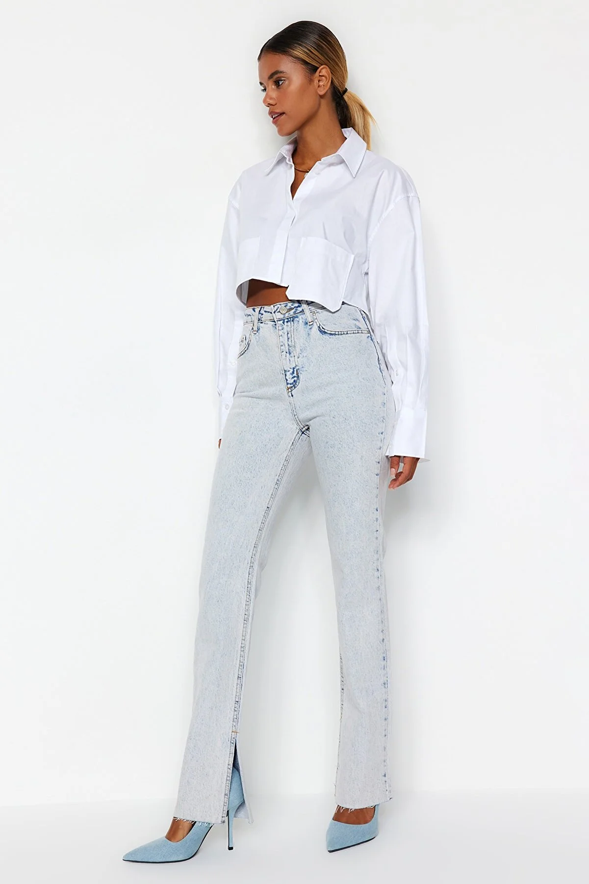 Trendyol Collection  Blaue Schlagjeans mit Schlitz und hoher Taille TWOAW22JE0382