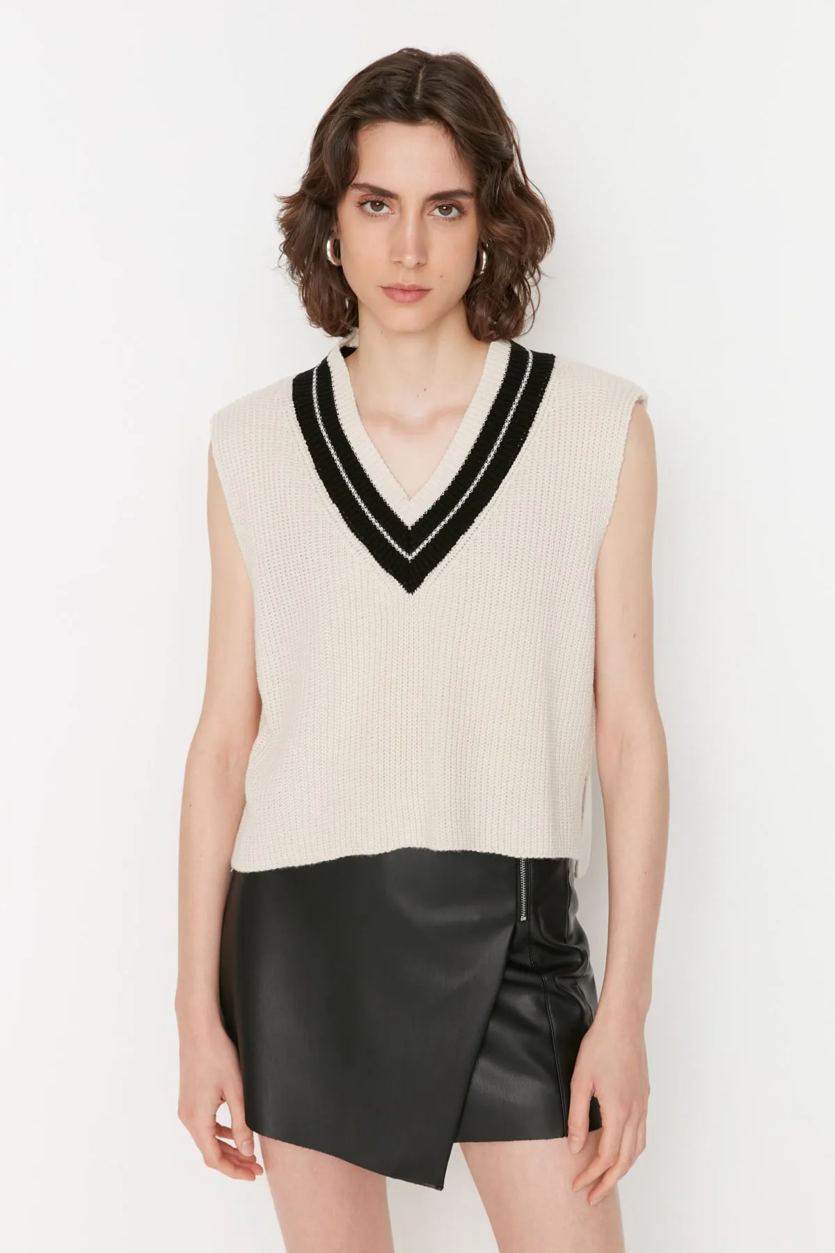 Trendyol Collection  Stone Crop Strickpullover mit V-AusschnittTWOAW21BZ0135