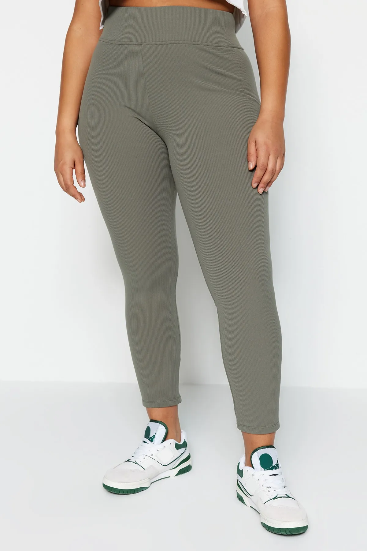 Trendyol Curve  Khakifarbene Strickstrumpfhose mit Fleece-Innenseite TBBAW23BV00017