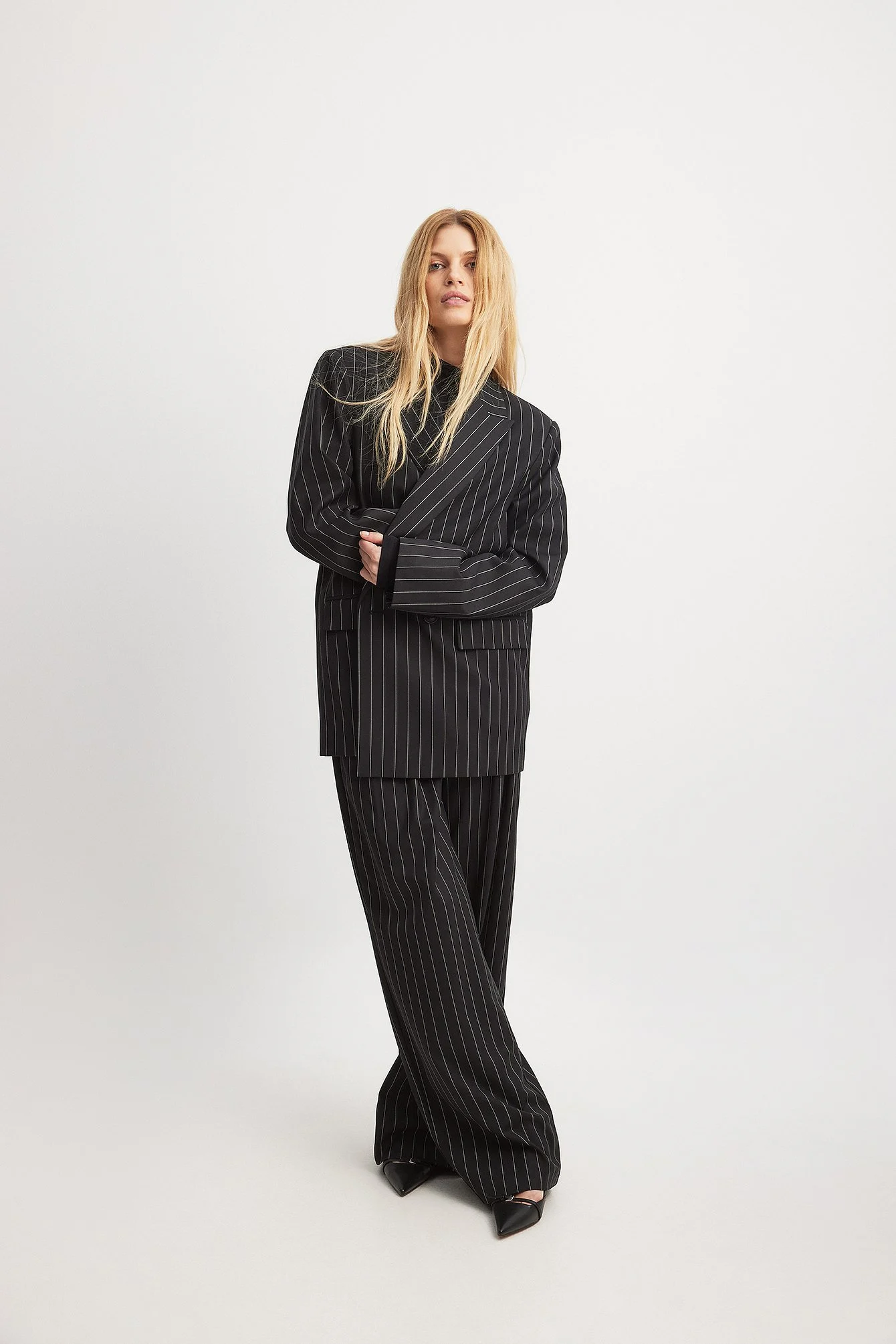 Gestreifte Bundfaltenhose mit hoher Taille