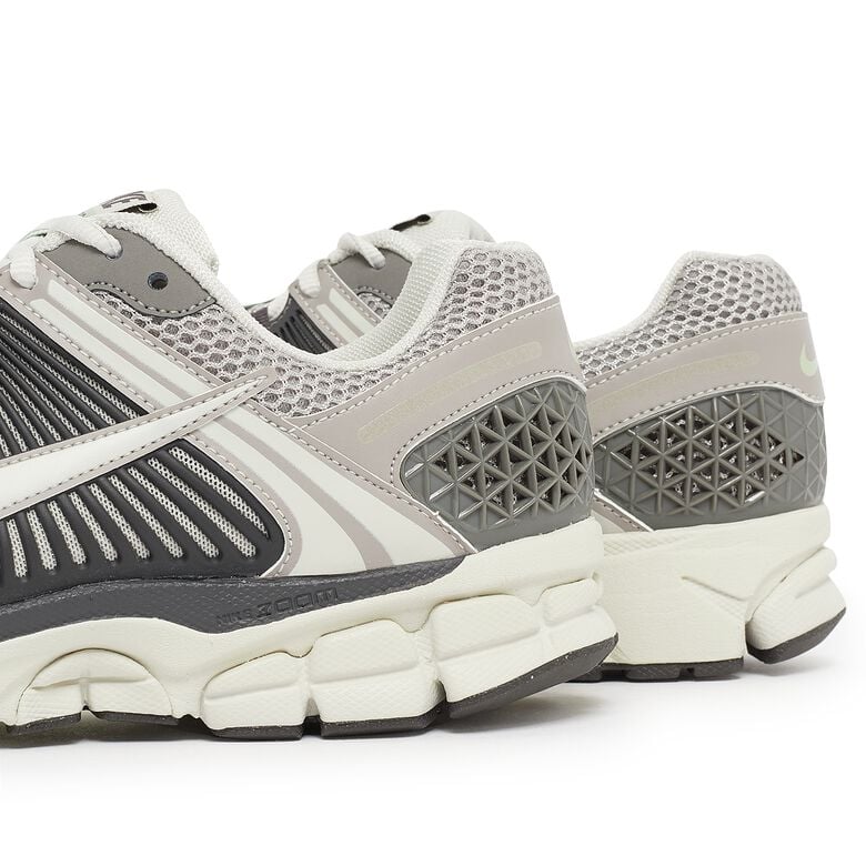NIKE Wmns Zoom Vomero 5 cobblestone/light bone-light bone