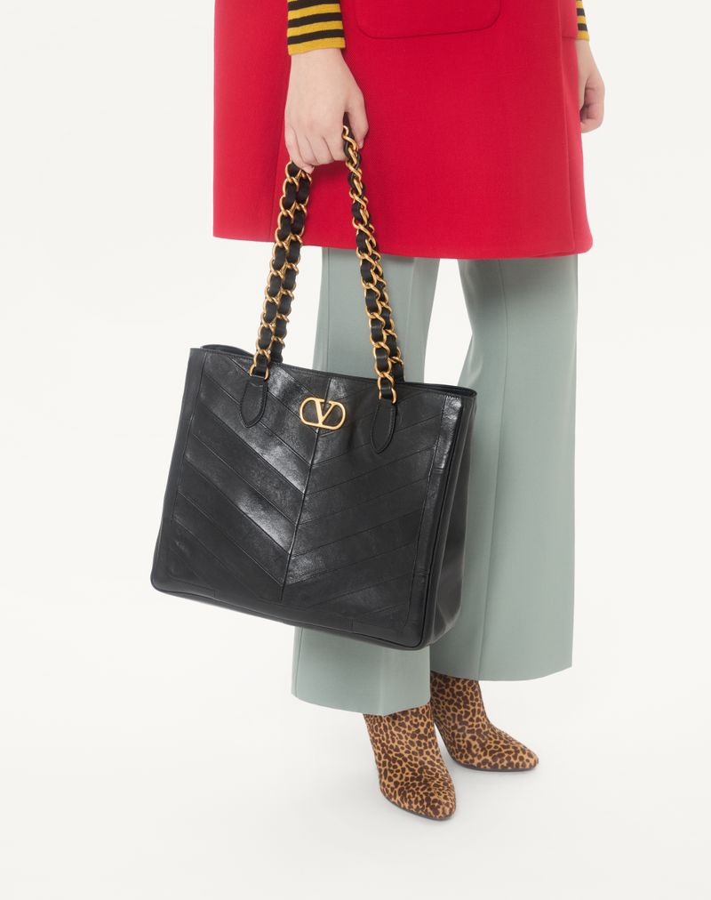 Valentino Garavani Laseine boodschappentas van nappaleer met chevronmotief.